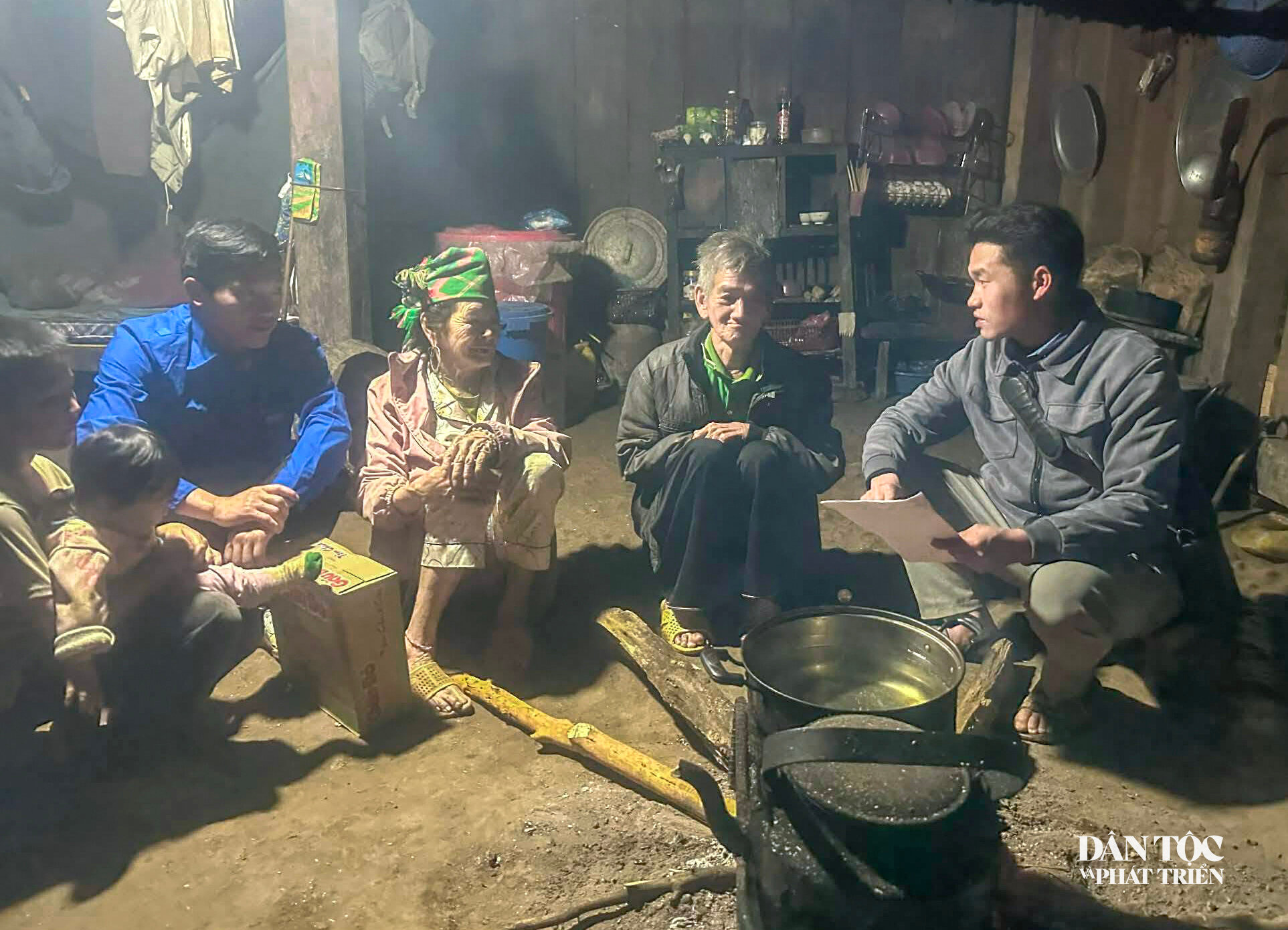 Vận động người dân trong thôn thực hiện tốt các chủ trương chính sách của Đảng