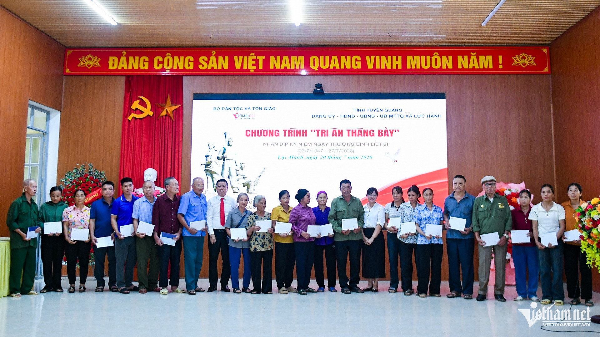 trao quà lực hành.jpg