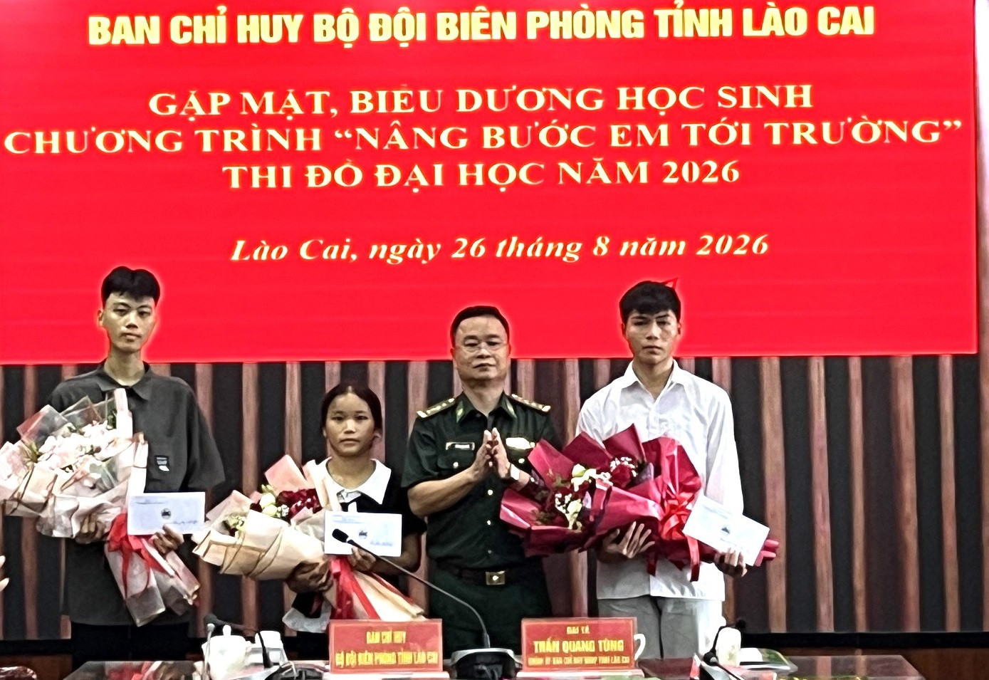 Bộ đội Biên phòng Lào Cai khen thưởng học sinh dân tộc thiểu số đỗ đại học 