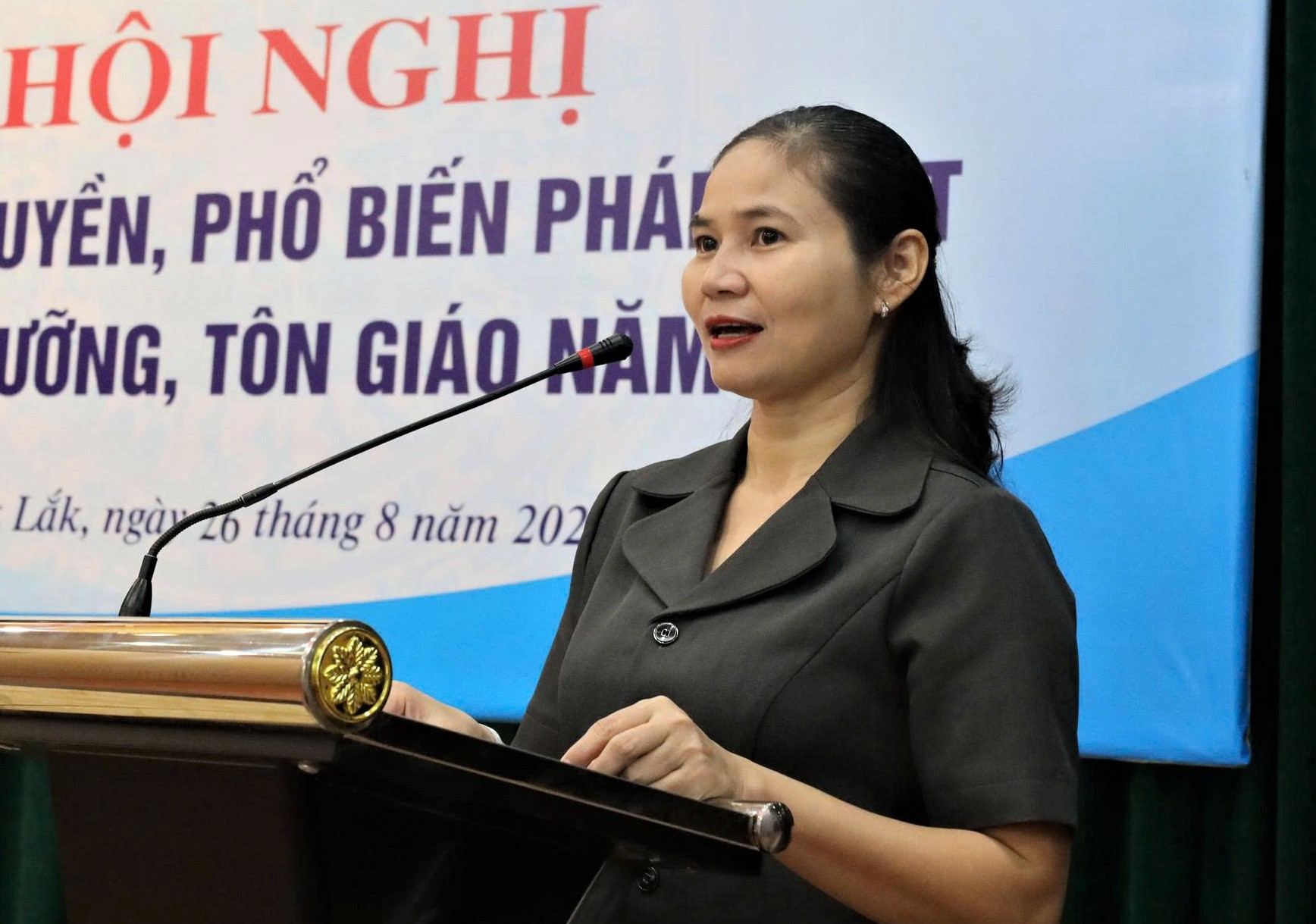 Bà Lê Thị Thanh Bích, Phó Giám đốc Sở Dân tộc và Tôn giáo tỉnh Đắk Lắk chia sẻ thông tin tại hội nghị
