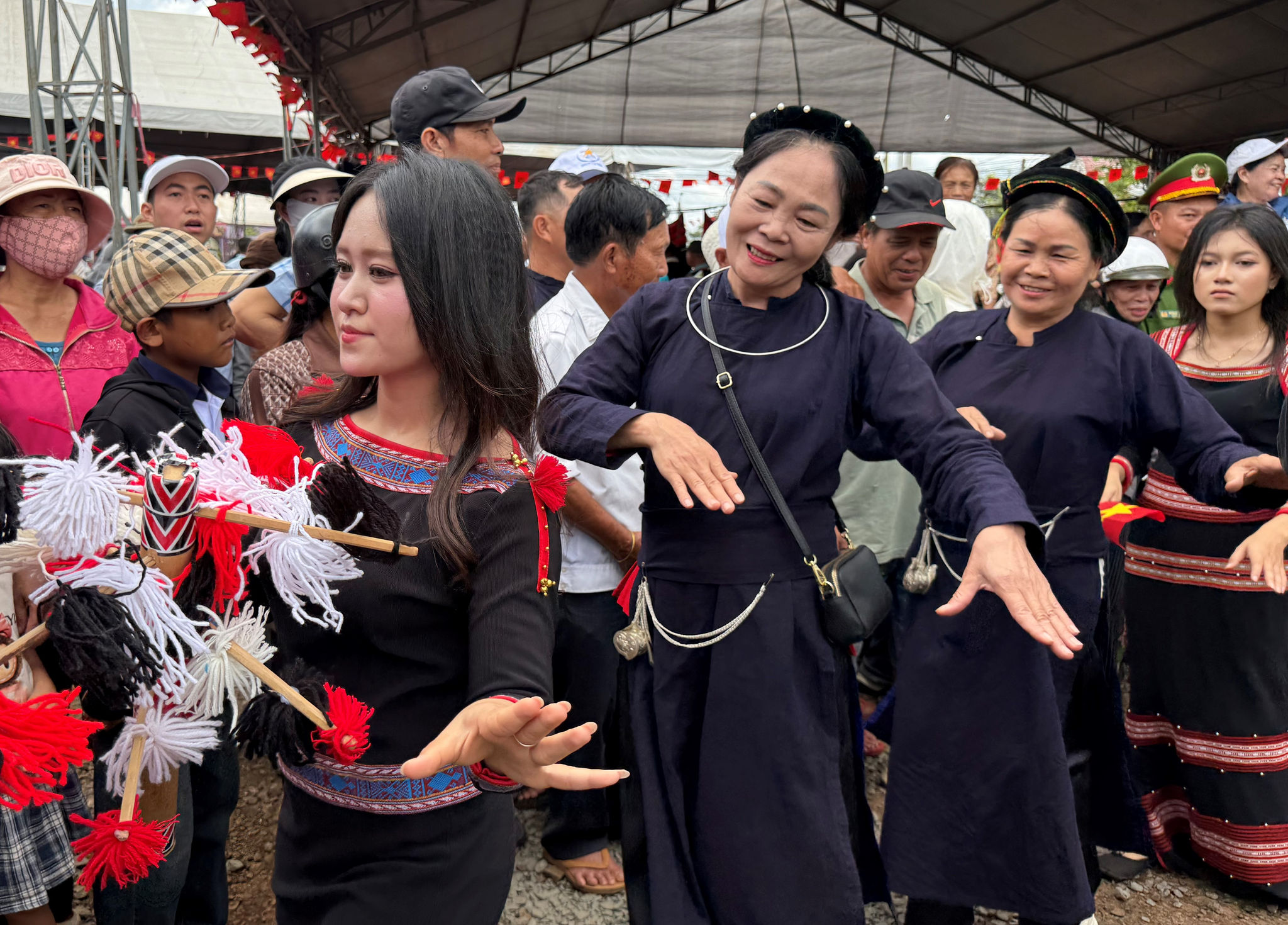 Đồng bào các dân tộc hòa vào vòng xoang đoàn kết