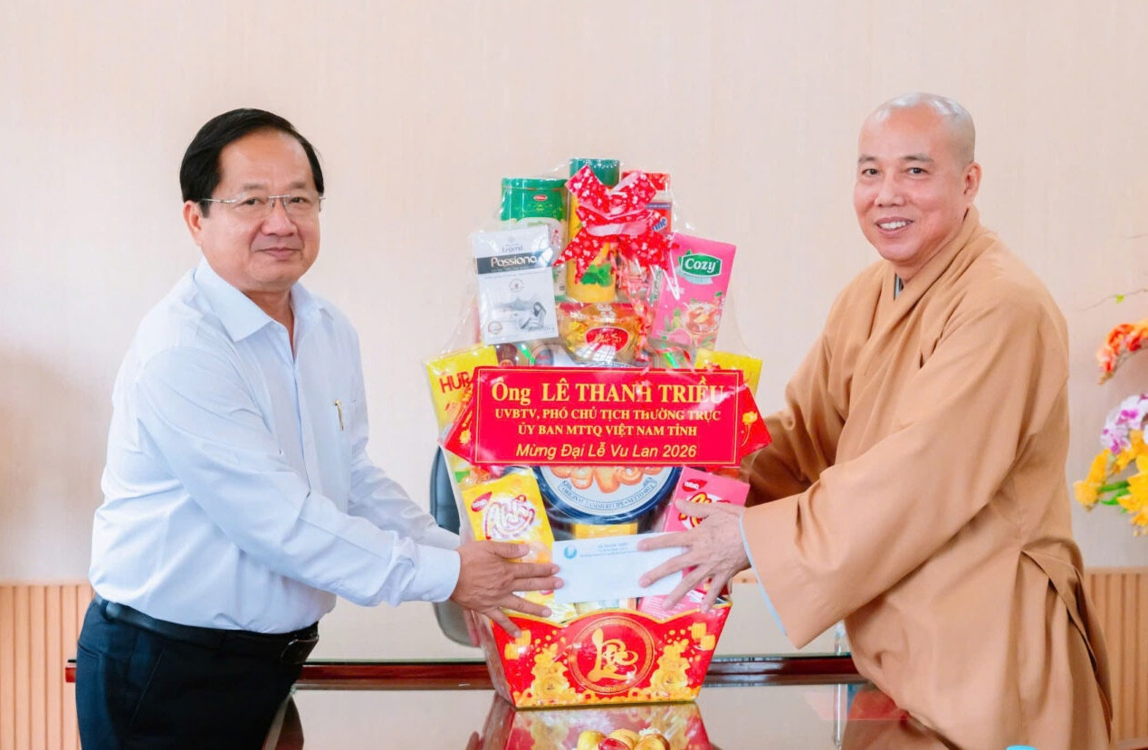 Ông Lê Thanh Triều, Phó Chủ tịch Thường trực Ủy ban MTTQ Việt Nam tỉnh Cà Mau trao quà chúc mừng Đại lễ Vu Lan đến thượng tọa Thích Giác Nghi, Trưởng ban Trị sự GHPGVN tỉnh, Trụ trì chùa Long Phước. Ảnh: Song Vy