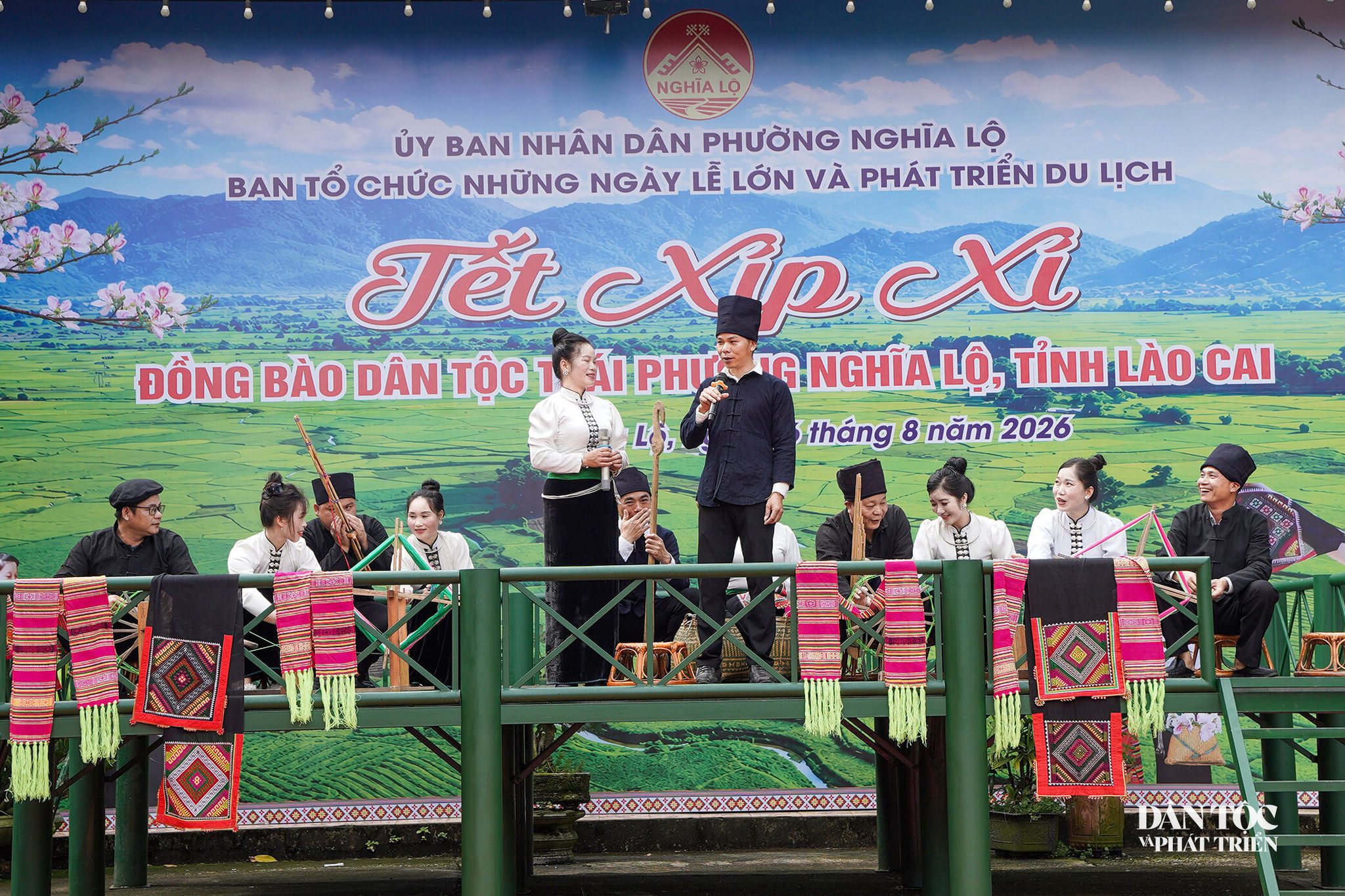 Hát khắp
