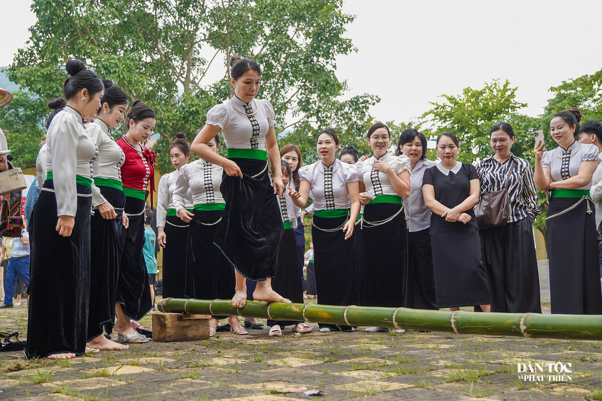 Sự khéo léo của Phụ nữ Thái trong trờ chơi đi trên cây tre