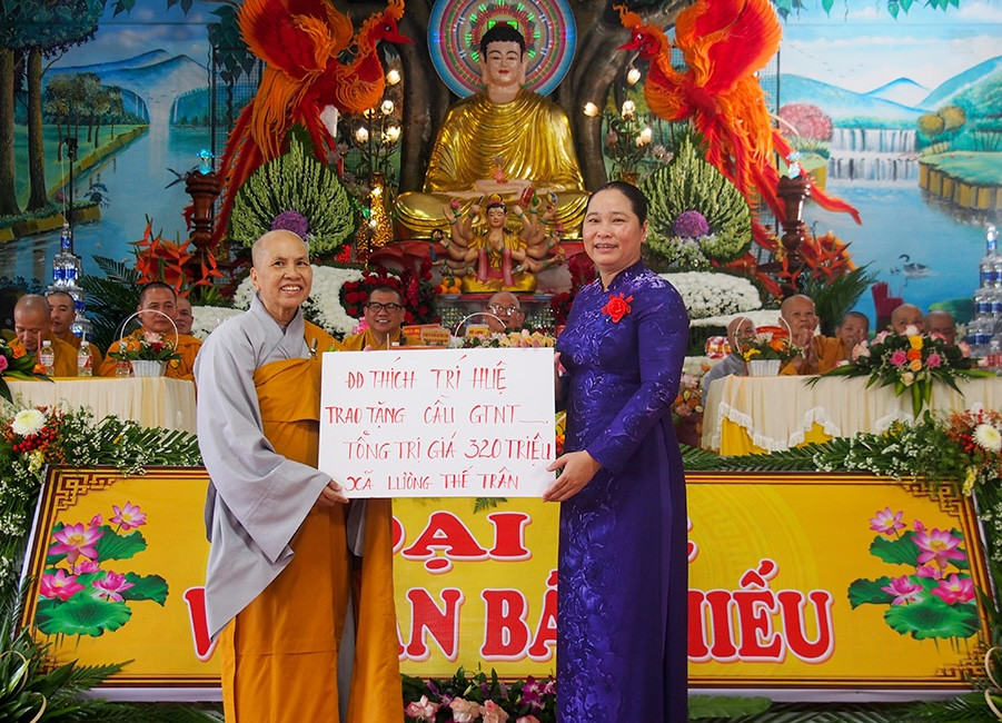 Ni sư Thích Nữ Diệu Chánh, Trụ trì chùa Kim Sơn trao bảng tượng trưng hỗ trợ xây cầu đến bà Nguyễn Thu Tư, Giám đốc Sở Dân tộc và Tôn giáo tỉnh Cà Mau. Ảnh: Song Vy