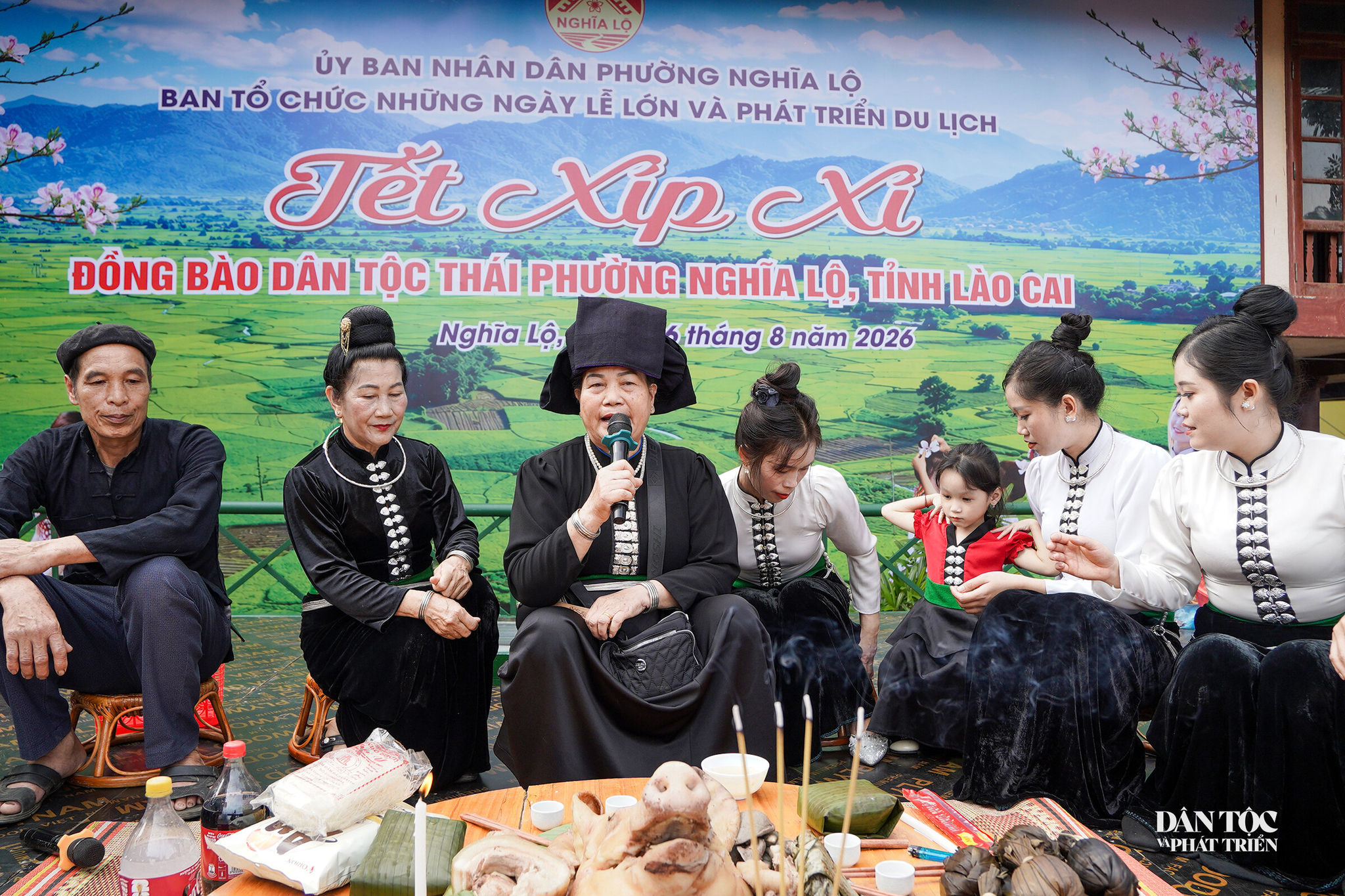 Thực hiện nghi lễ cúng