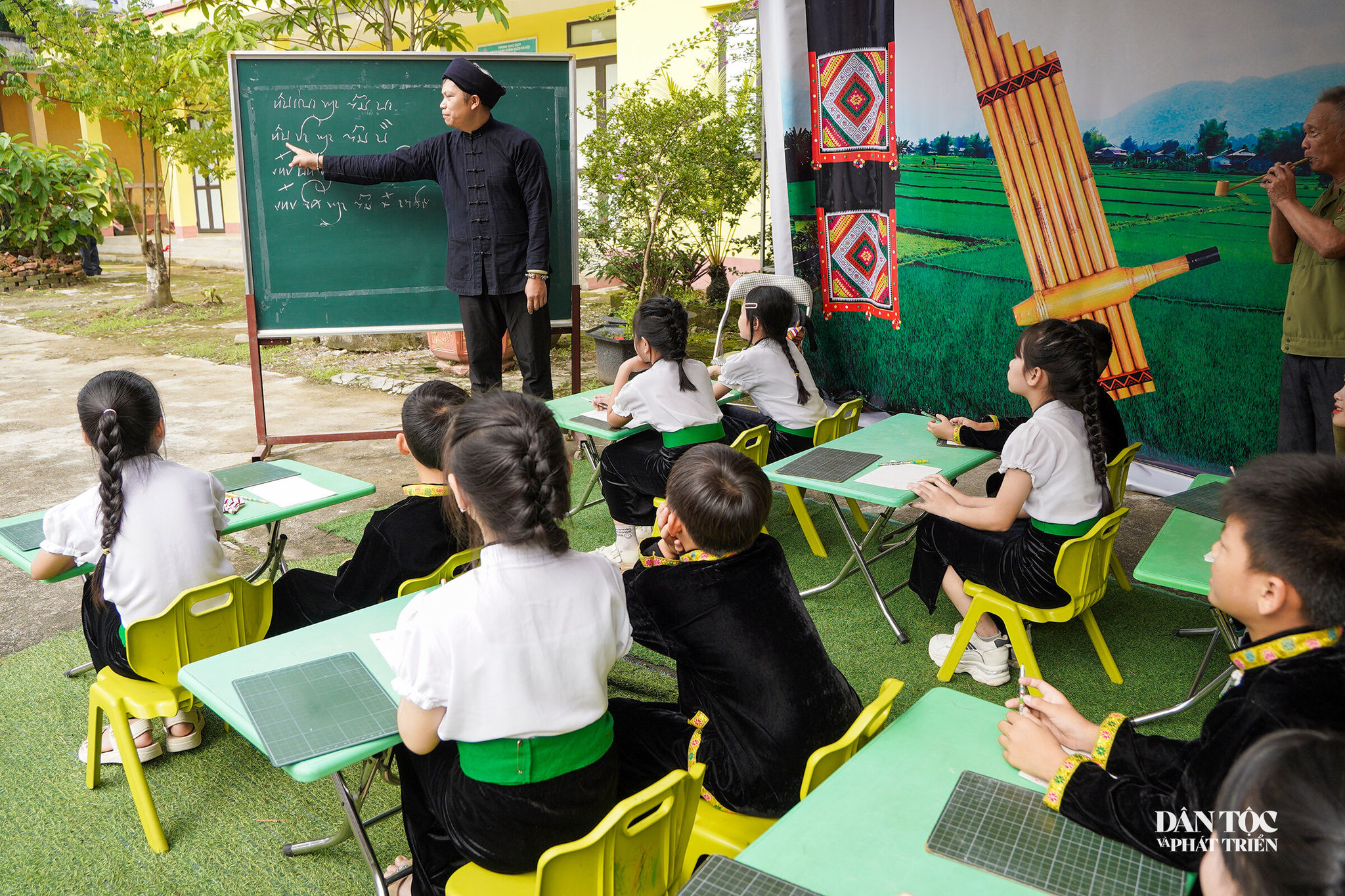 Truyền dạy chữ Thái cổ
