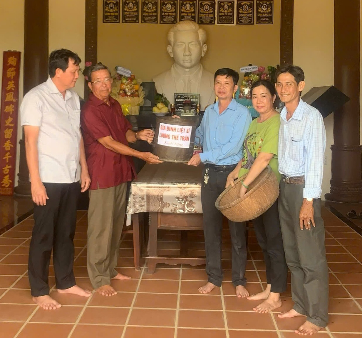 “Cái táo” đong lúa từ tủ thờ gia đình liệt sĩ đến Bảo tàng Lúa nước Cà Mau 