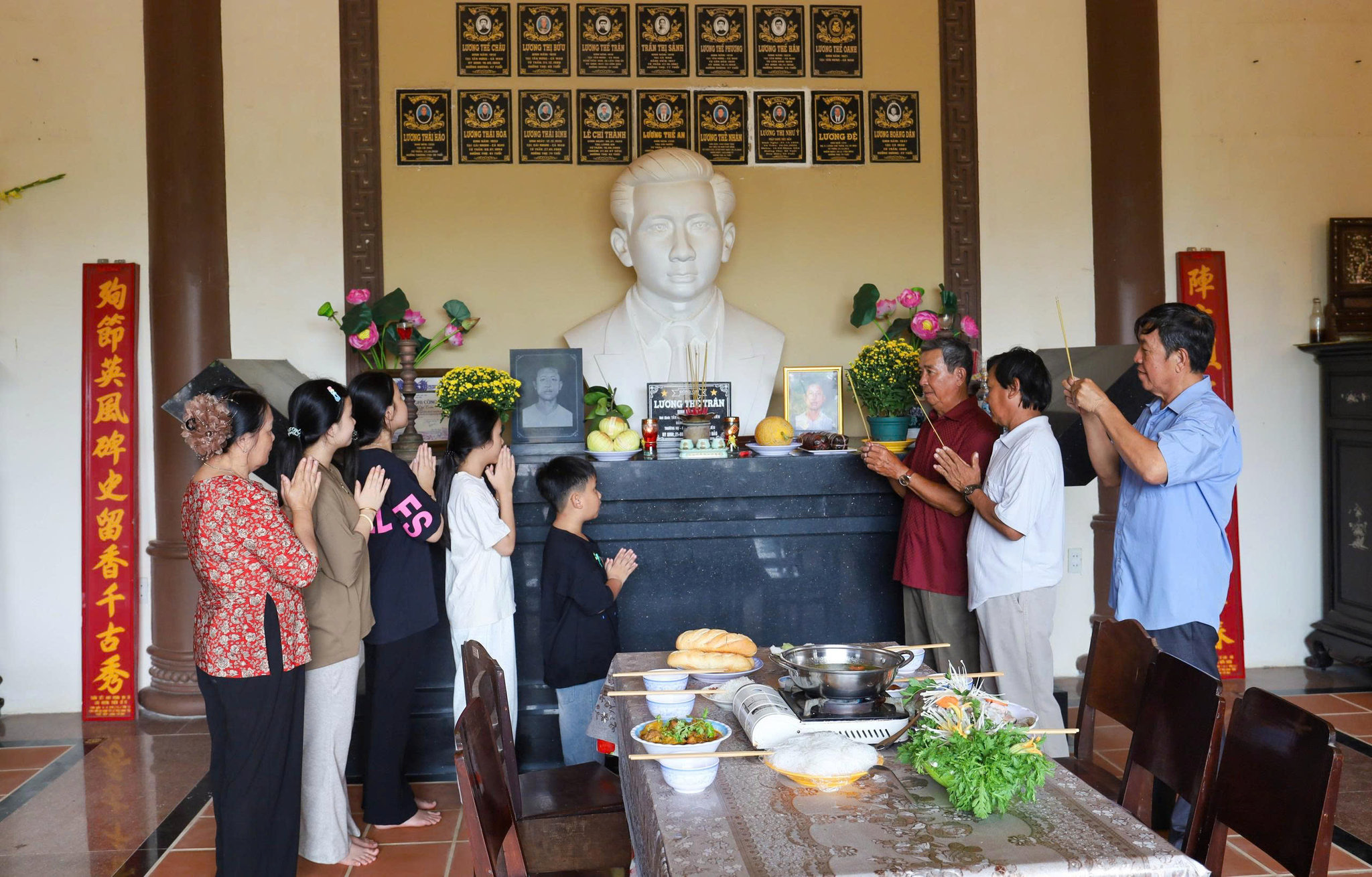 Các thế cháu của liệt sĩ Lương Thế Trân, thấp hương tưởng nhớ ông nhân ngày giỗ. Ảnh: Tào Đạt