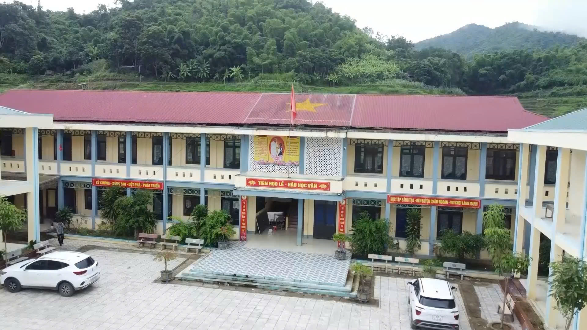 Trong khi chờ trường mới hoàn thiện, thầy và trò Trường Tiểu học Quang Chiểu 1 vẫn phải sử dụng cơ sở cũ.