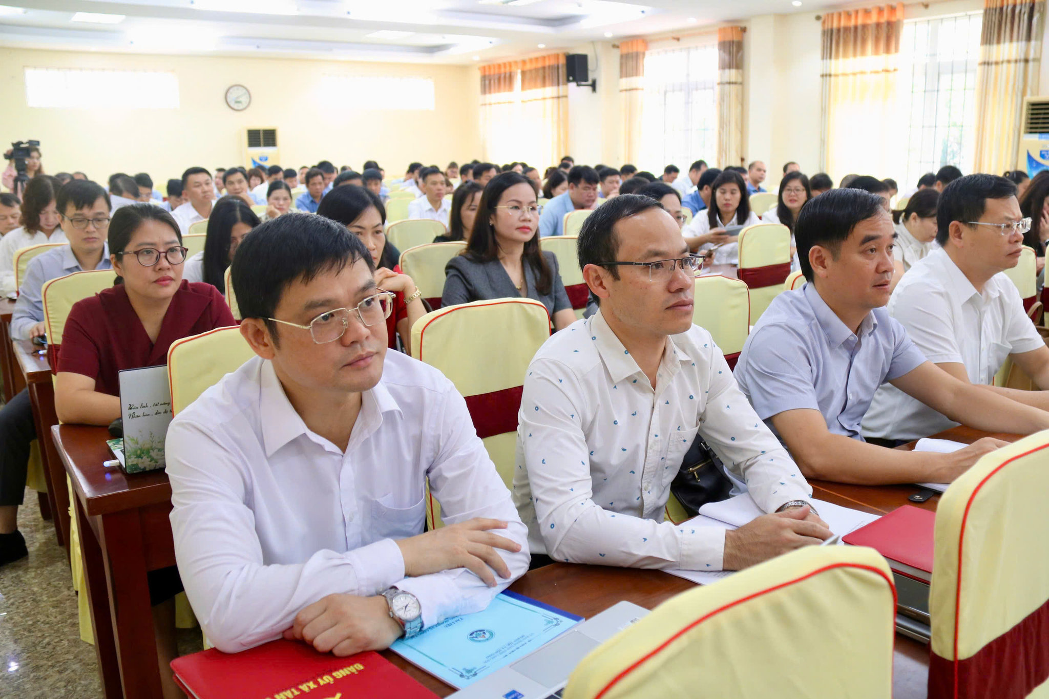 Các đại biểu tham gia hội nghị