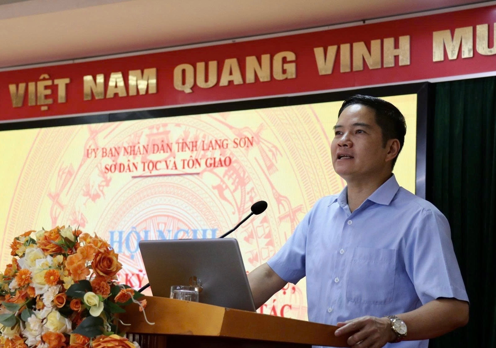 Ông Lâm Văn Viên, Phó Giám đốc Sở Dân tộc và Tôn giáo tỉnh Lạng Sơn truyền đạt các nội dung chuyên đề tại hội nghị