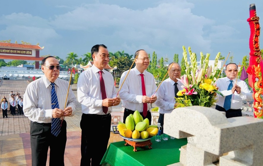 Các đồng chí lãnh đạo, Nguyên lãnh đạo tỉnh Cà Mau thấp hương tại nghĩa trang liệt sĩ Cà Mau. Ảnh: Song Vy