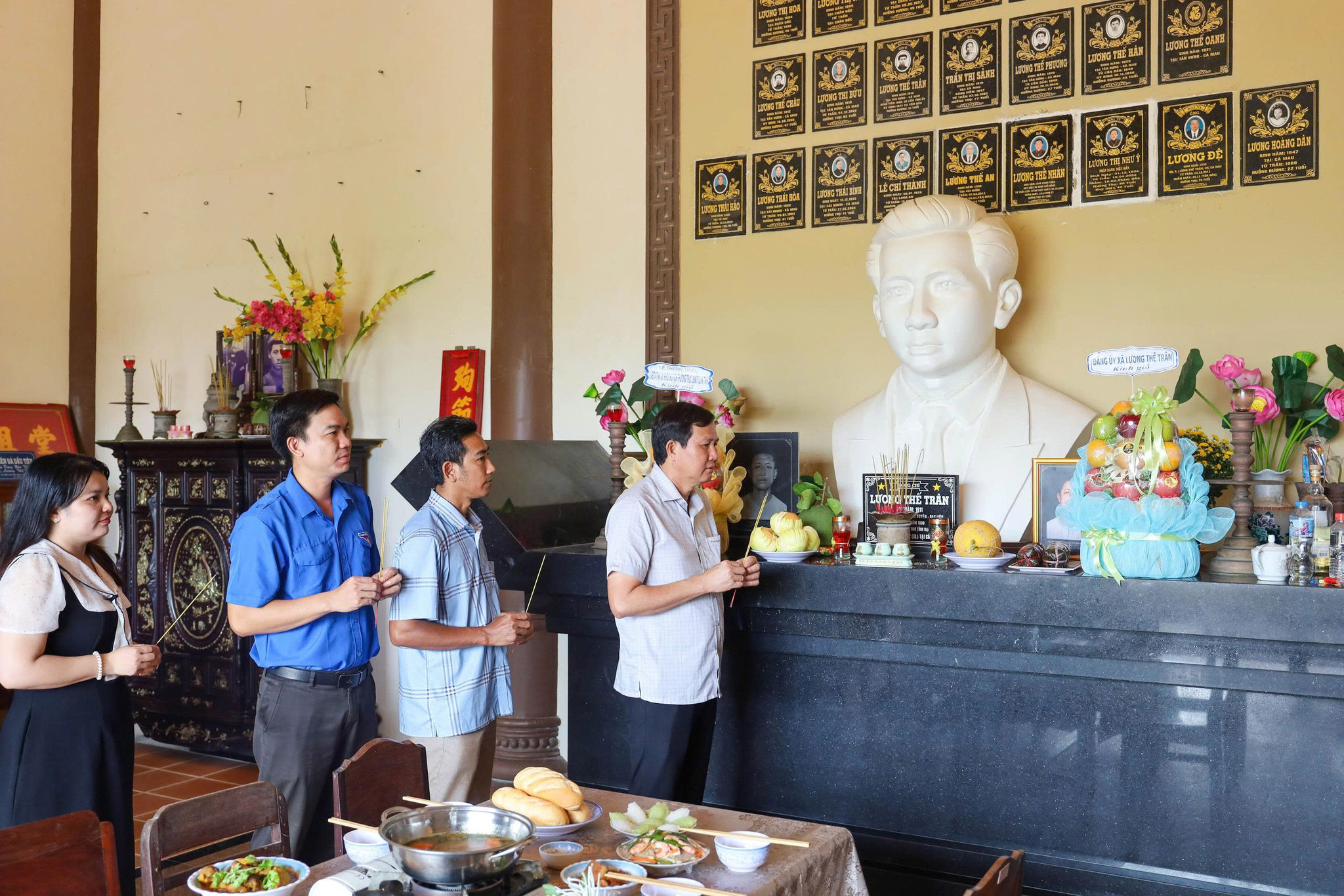 Ông Huỳnh Hùng Em, Bí thư Đảng ủy xã Lương Thế Trân làm trưởng đoàn đến dâng hương nhân ngày giỗ liệt sĩ Lương Thế Trân. Ảnh: Tào Đạt