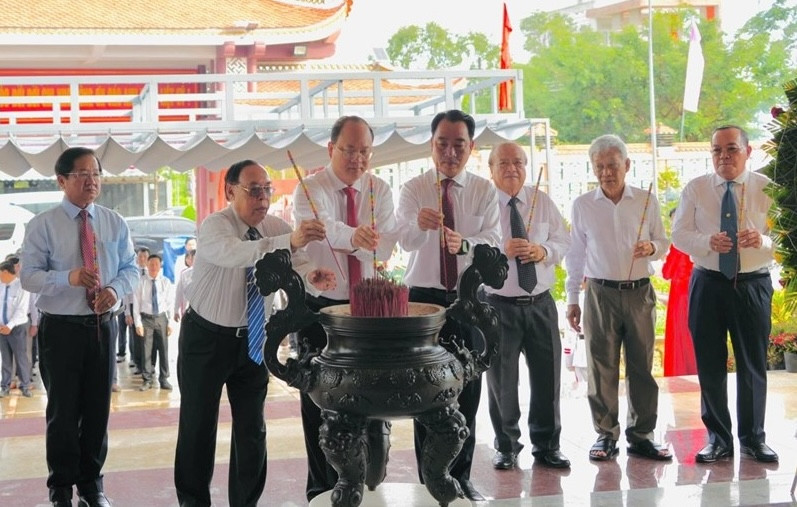 Đền thờ 10 Anh hùng liệt sĩ Khởi nghĩa Hòn Khoai là Nơi an nghỉ và tưởng niệm thầy giáo Phan Ngọc Hiển cùng 9 đồng đội đã anh dũng thực hiện cuộc khởi nghĩa Hòn Khoai ngày 13/12/1940 và hy sinh ngày 12/7/194. Ảnh: Song Vy