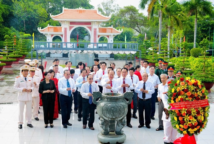 Đoàn lãnh đạo tỉnh Cà Mau dâng hoa, dâng hương tưởng niệm Chủ tịch Hồ Chí Minh tại khu tưởng niệm phường An Xuyên. Ảnh: Song Vy