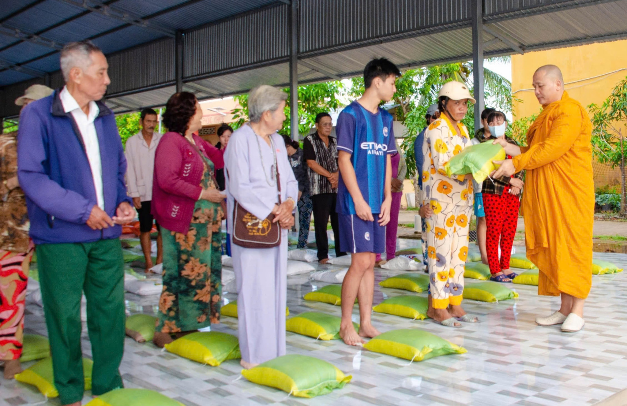Đại đức Minh Giác trao quà đến người dân khó khăn nhân Lễ Vu Lan. Ảnh: Song Vy