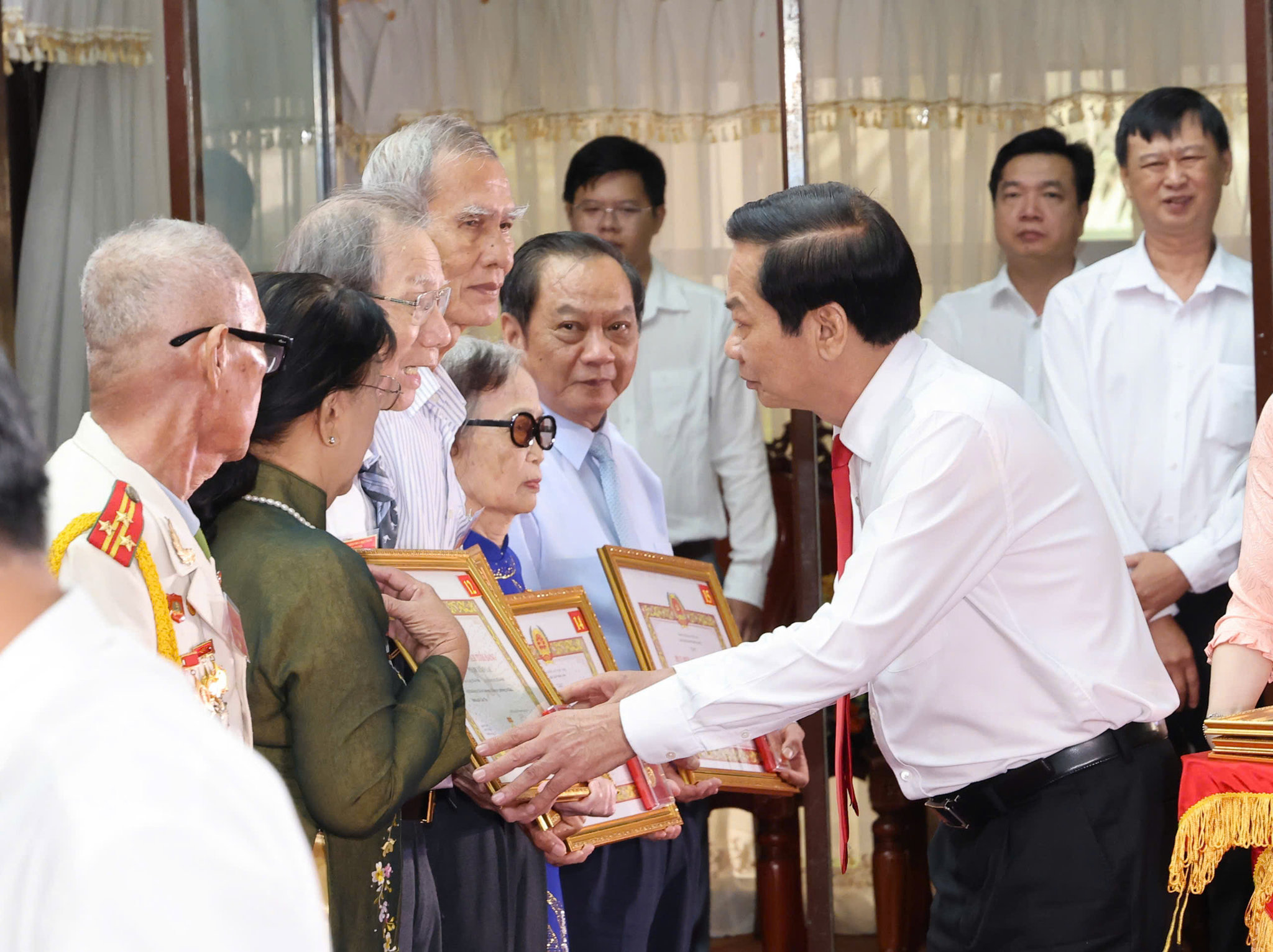 Ông Đỗ Thanh Bình, Bí thư Thành ủy, Trưởng Đoàn đại biểu Quốc hội TP Cần Thơ trao Huy hiệu đảng cho các đảng viên. Ảnh: Phạm Trung
