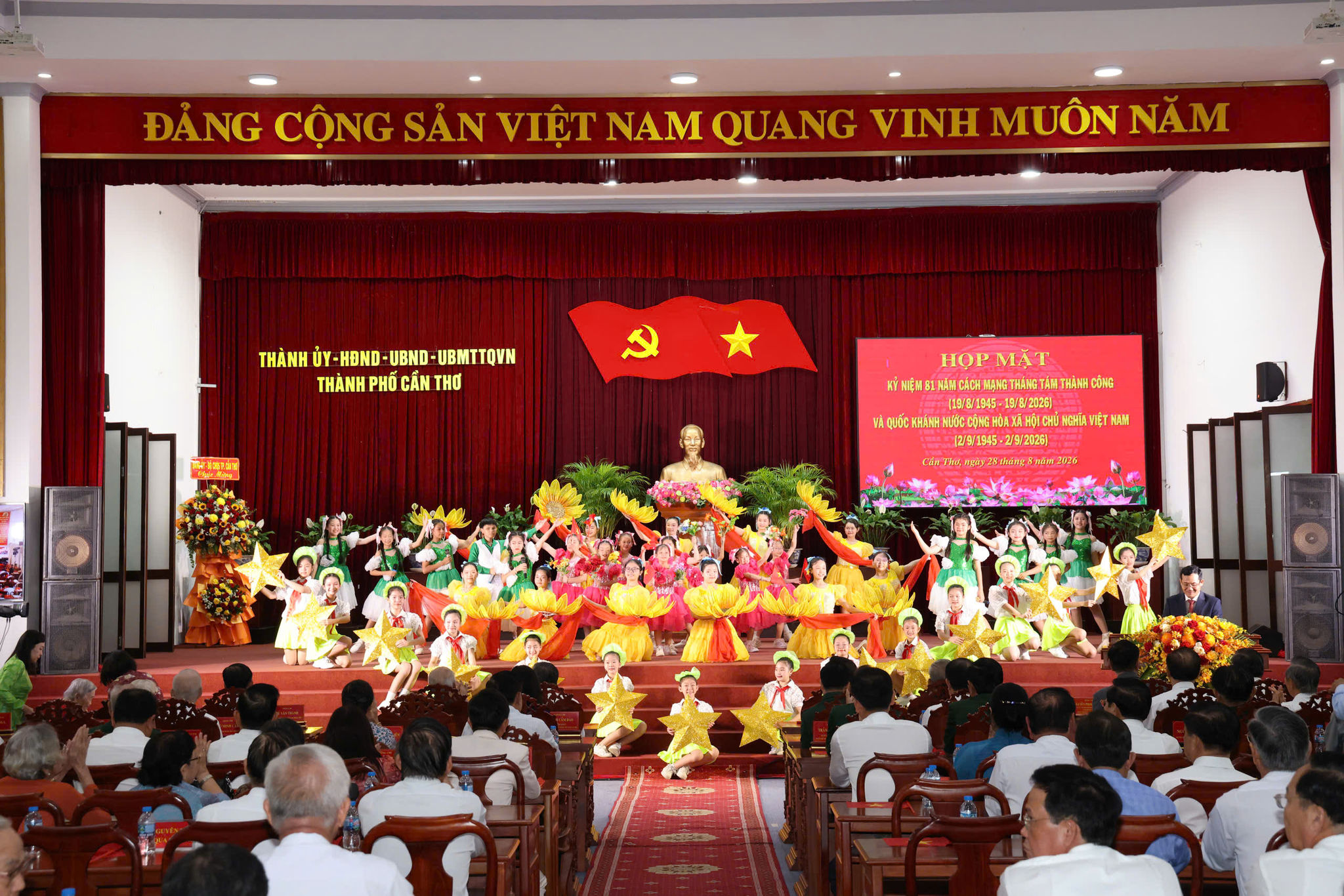 Tiết mục văn nghệ chào mừng đại biểu tại buổi họp mặt. Ảnh: Phạm Trung