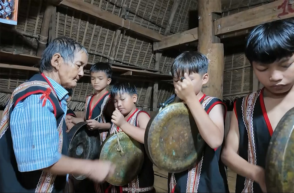 [Video] Đêm Kon Bỉ vang vọng tiếng cồng chiêng 