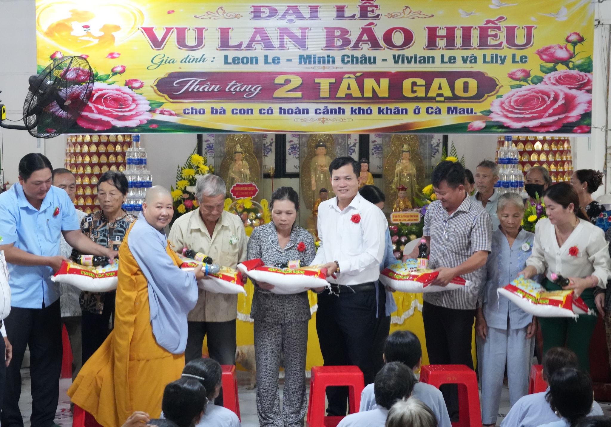 Ông Biện Thanh Lâm cùng sư cô Thích Nữ Diệu Mẫn, Trụ trì chùa Hưng Nhơn trao quà đến phật tử. Ảnh: Như Tâm