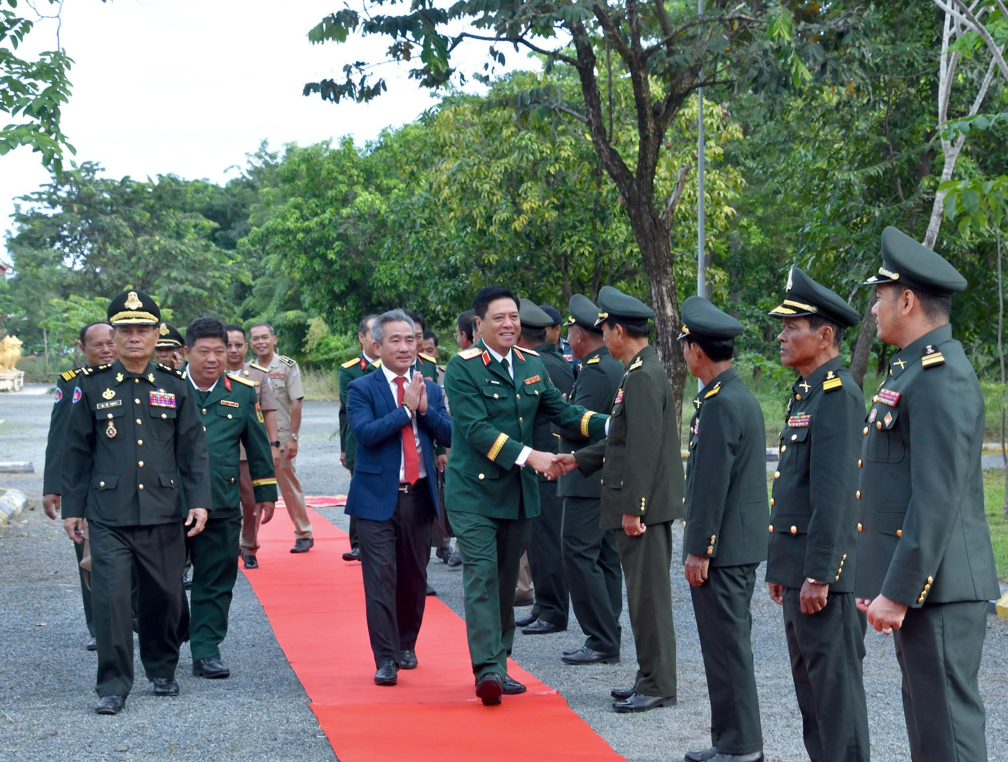Ban Chuyên trách tỉnh Kampong Chhnang (Vương quốc Campuchia) chào đón đoàn công átc Quân khu 9- Việt Nam. Ảnh: Phong Phú