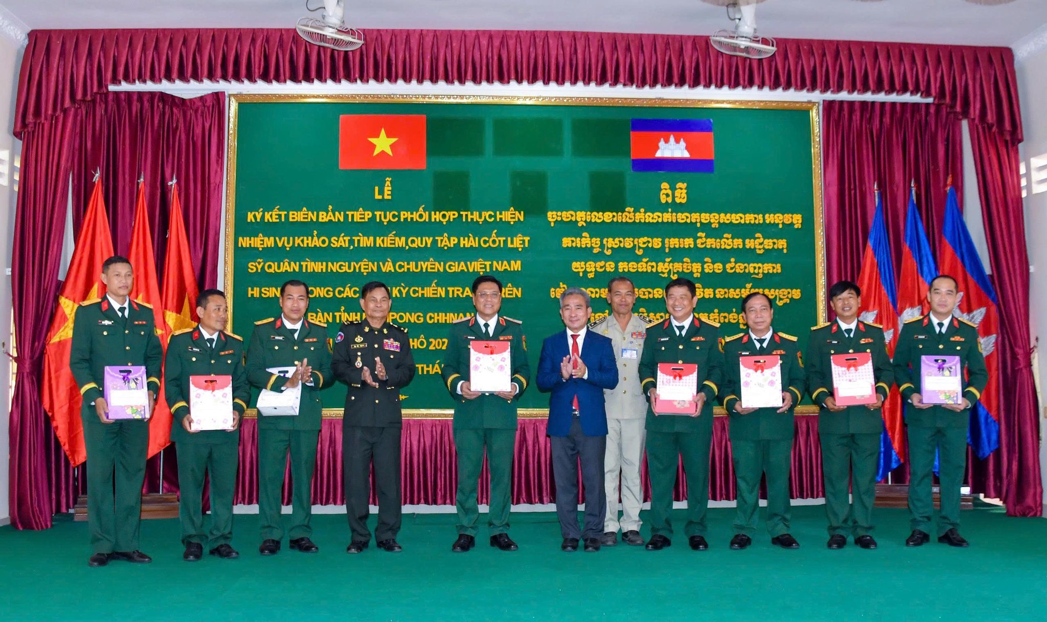Ông Mưng Vuth Thi, Phó Chủ tịch Ủy ban hành chính tỉnh Kampong Chhnang trao quà lưu niện cho các thành viên đoàn công tác. Ảnh: Phong Phú