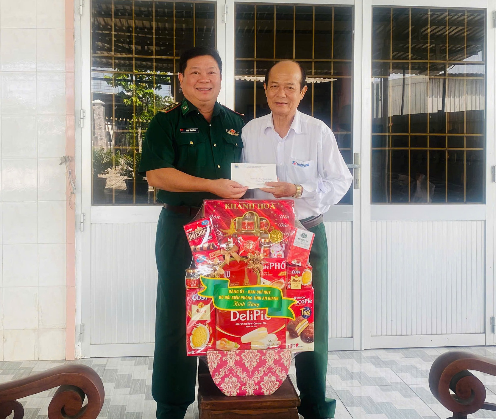 Đại tá Phạm Văn Thắng tặng quà đến thương binh Đặng Thanh Xuân - Nguyên Phó Chỉ huy trưởng Chính trị BĐBP tỉnh Kiên Giang