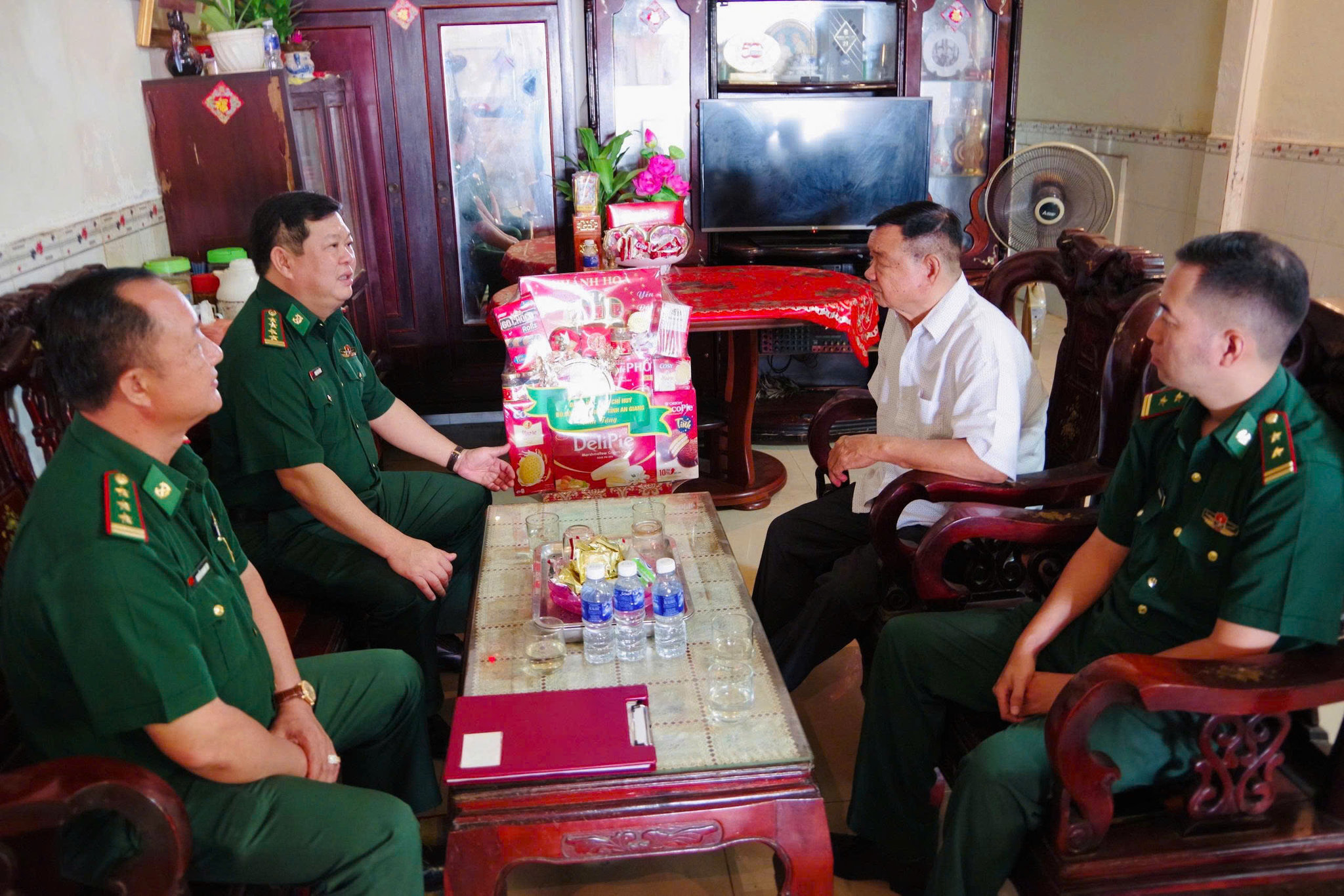 Đại tá Phạm Văn Thắng, Chỉ huy trưởng BĐBP An Giang, thăm hỏi thăm ân cần đến sức khoẻ của Anh hùng LLVT Nhân dân Kiều Văn Niết. Ảnh: Thu Ngân