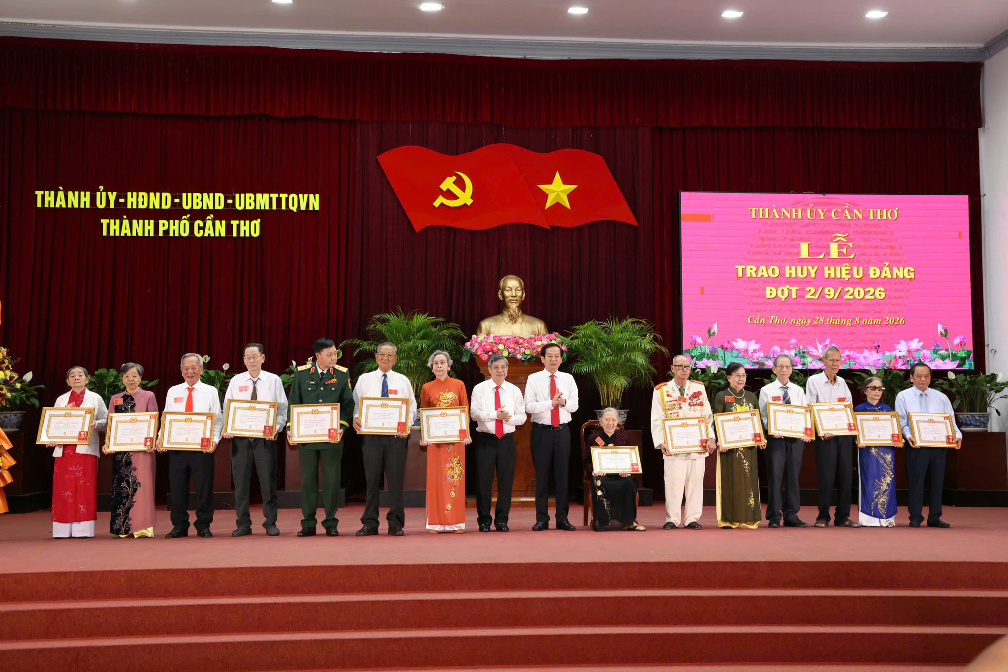 Ông Đỗ Thanh Bình, Bí thư Thành ủy, Trưởng Đoàn đại biểu Quốc hội TP Cần Thơ và ông Đồng Văn Thanh, Phó Bí thư Thường trực Thành ủy, Chủ tịch HĐND thành phố trao huy hiệu Đảng đến các đảng viên. Ảnh: Phạm Trung