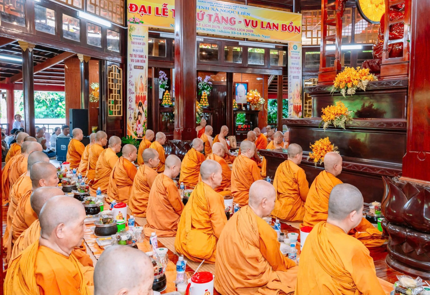 Đại lễ Vu lan Bồn tại Tịnh xá Ngọc Liên với sự chứng minh của chư Tôn đức Giáo phẩm cùng đông đảo Phật tử tham dự. Ảnh: Song Vy