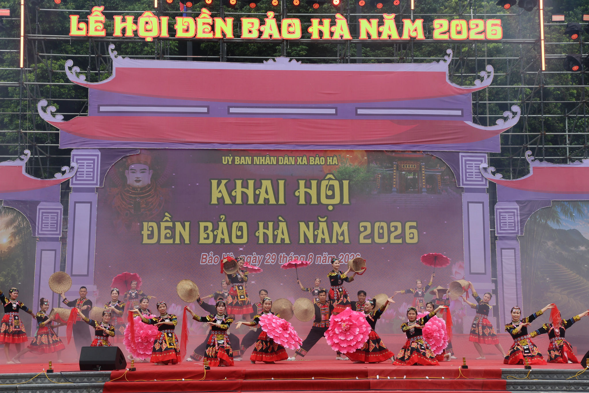 Hàng vạn du khách về dự Lễ hội đền Bảo Hà 