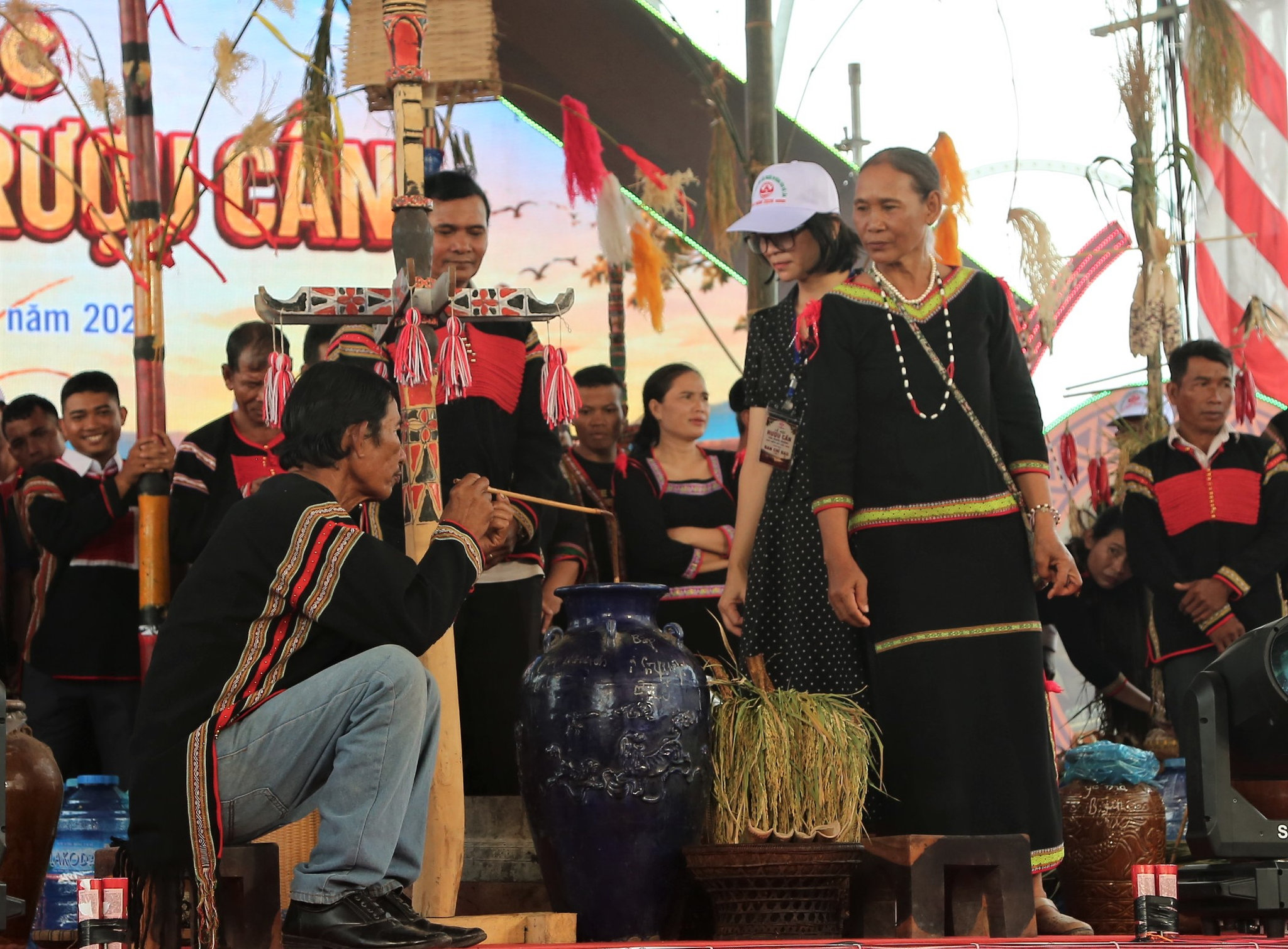 Để làm được một ché rượu cần ngon, người làm rượu phải có kinh nghiệm từ khâu lựa chọn nguyên liệu, làm men, ủ rượu đến sử dụng nguồn nước.