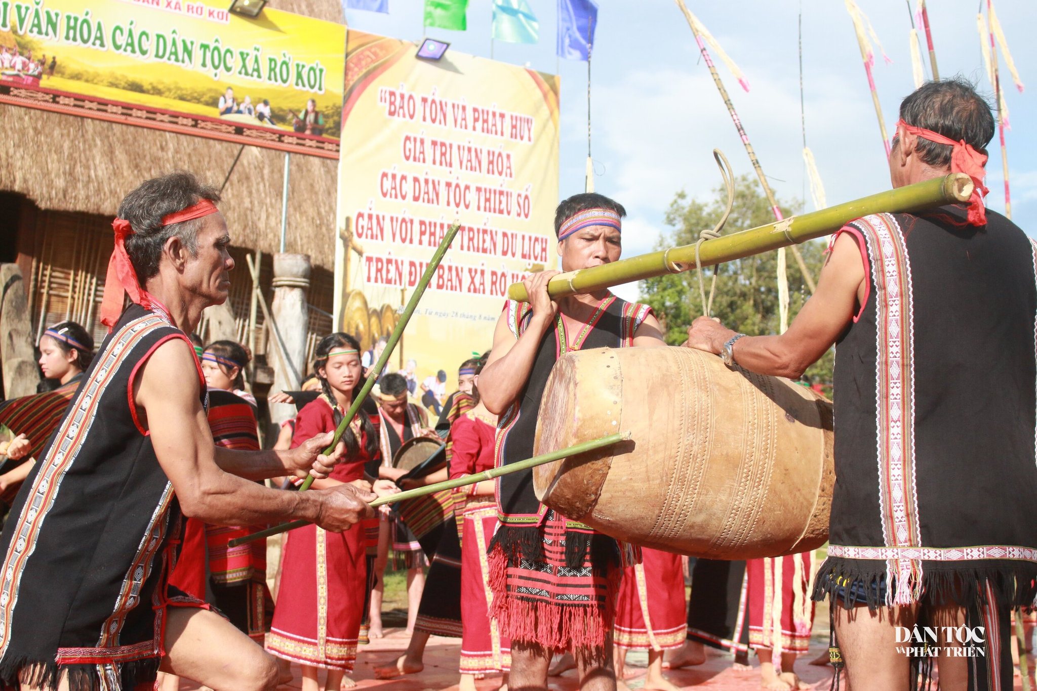 múa chiêng mừng chiến thắng