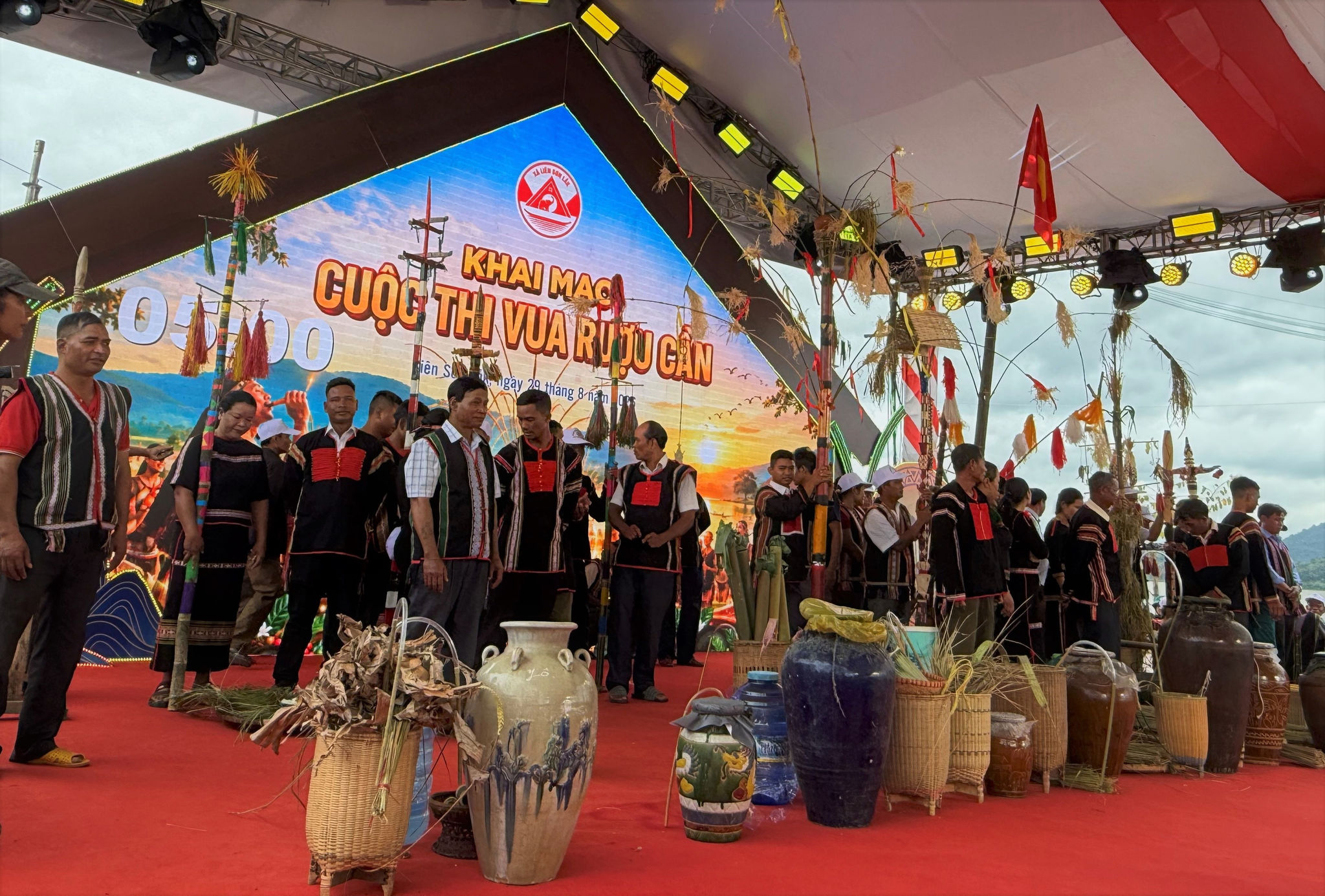Những ché rượu cần tiêu biểu được đưa về khu vực dự thi, tạo nên không khí vừa náo nức, đậm màu sắc văn hóa truyền thống của cộng đồng Mnông (1)