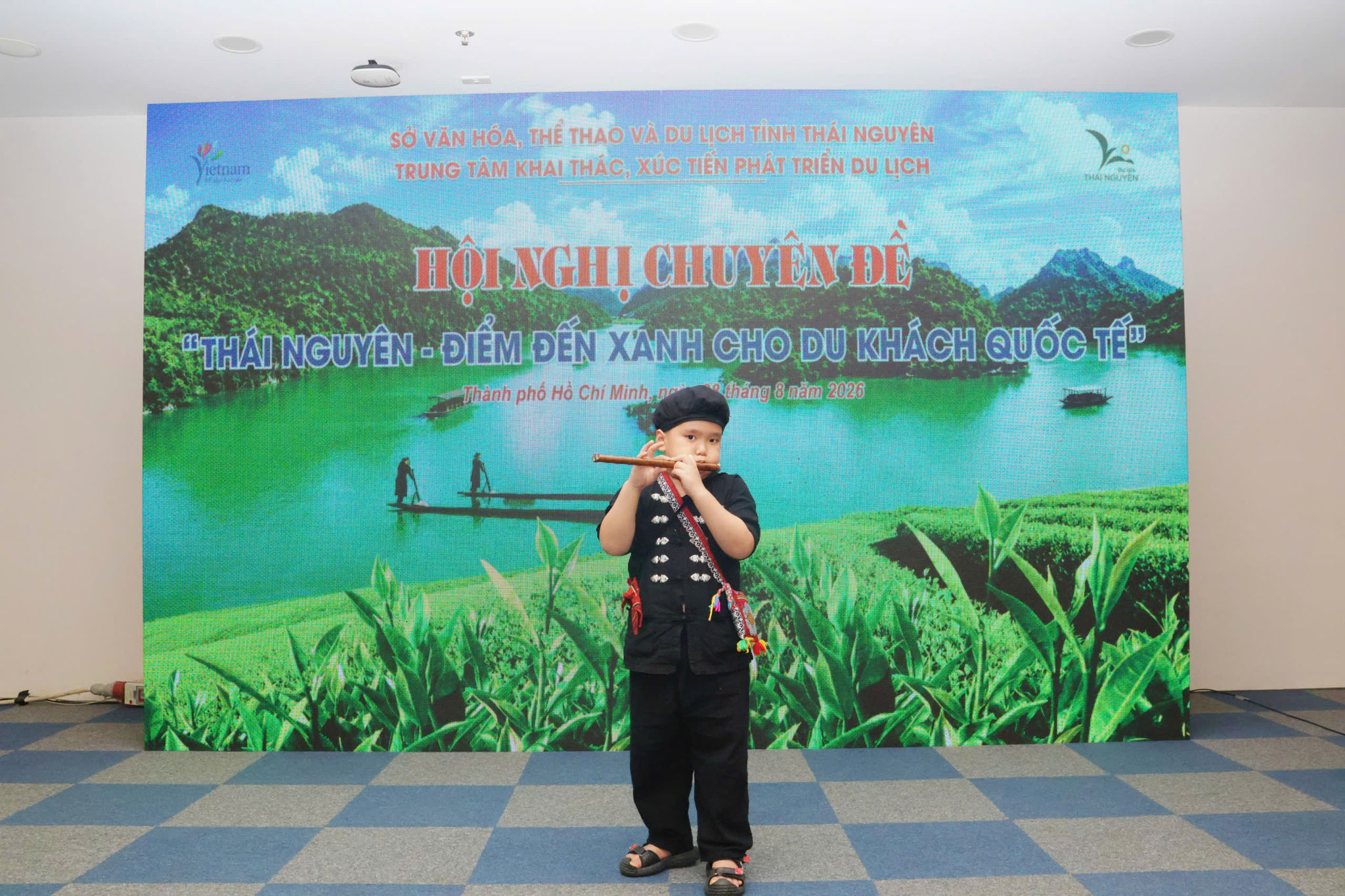 Đại diện Khu Bảo tồn làng nhà sàn dân tộc sinh thái Thái Hải trình diễn sáo trúc dân tộc tại hội nghị. Ảnh: Thanh Hương
