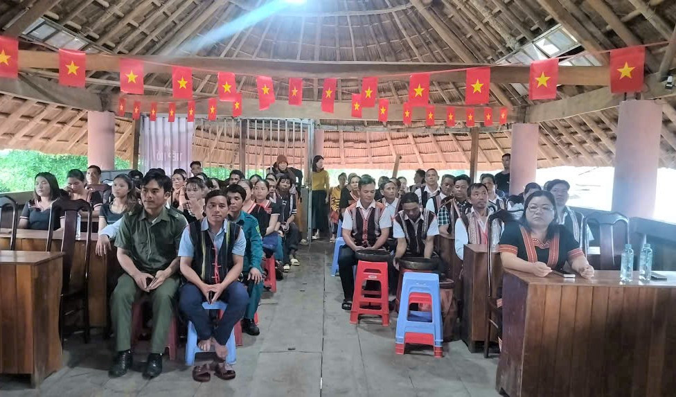 truyền dạy cồng chiêng
