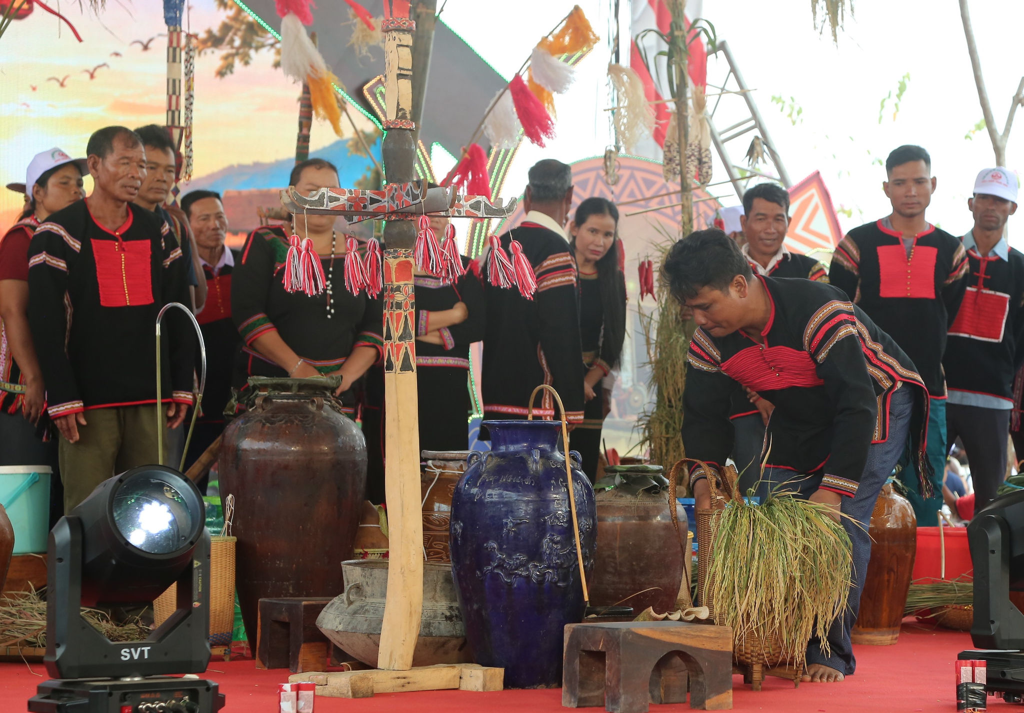 Với đồng bào Mnông, rượu cần không đơn thuần là một thức uống mà đã trở thành một phần trong đời sống văn hóa cộng đồng.