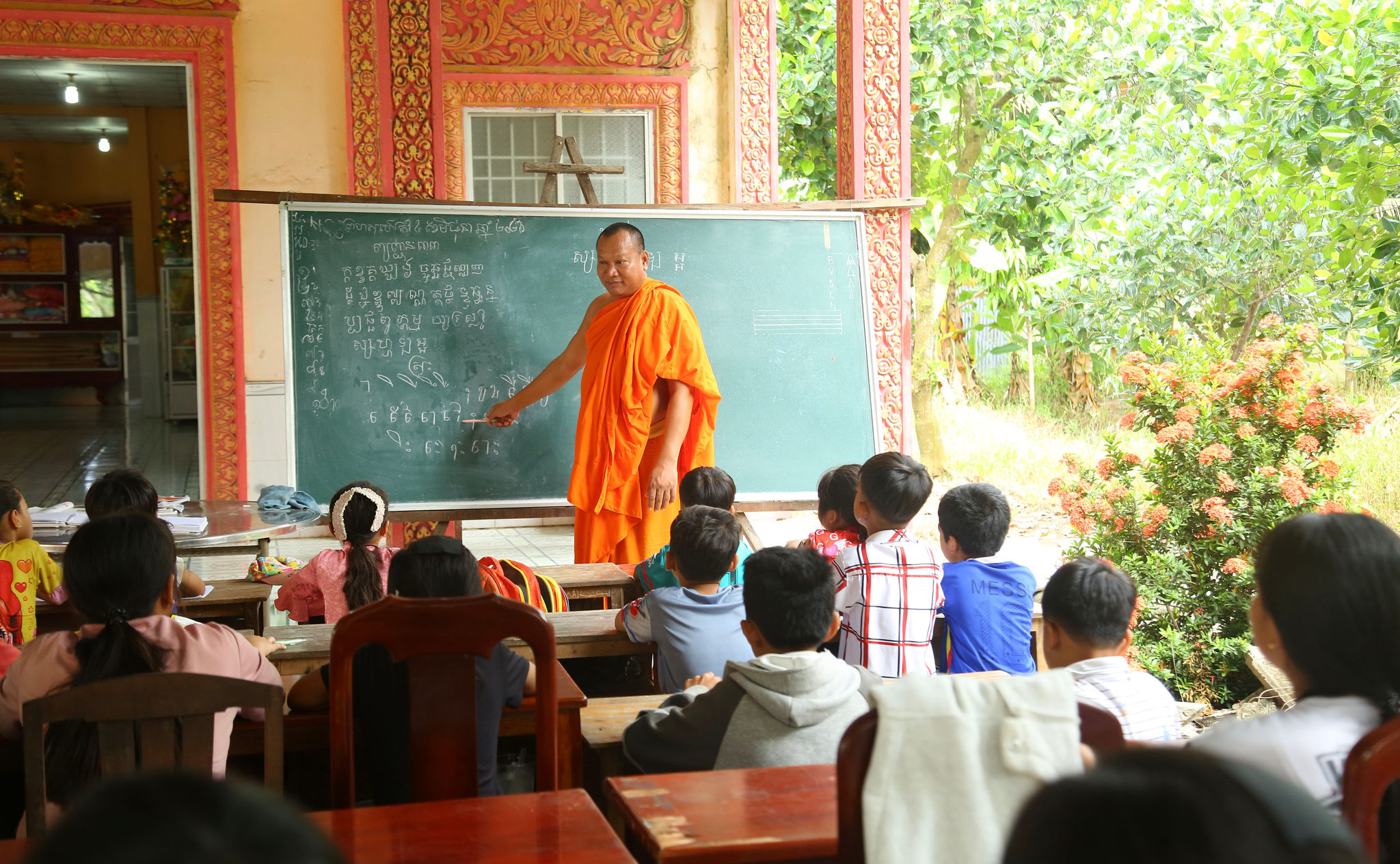 Nhà sư Khmer hơn 13 năm dạy chữ, truyền nghề cho trẻ em trong phum sóc 