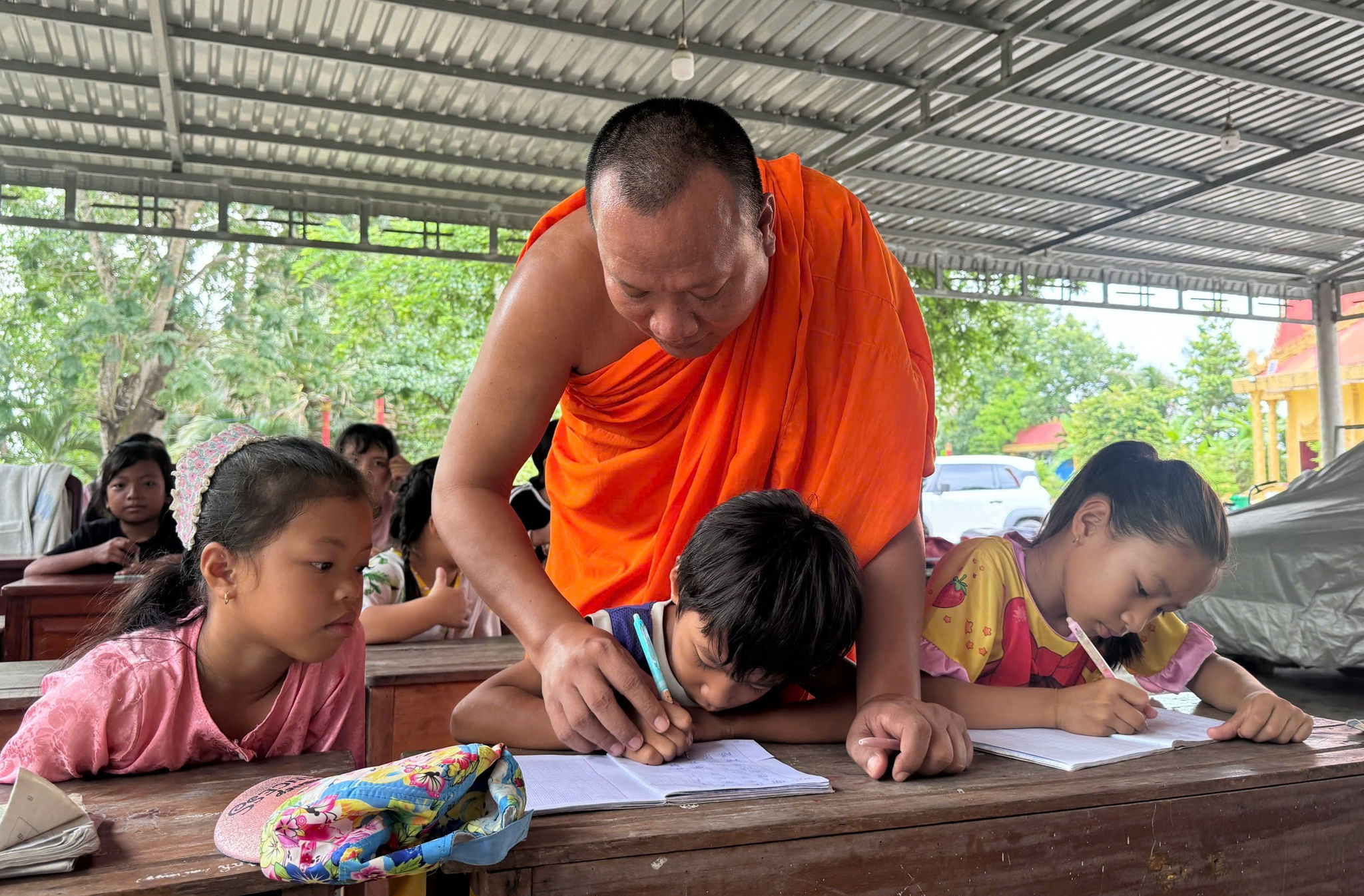 Đại đức Danh Dung rèn cho các em từng gạch nối của chữ Khmer ở lớp học hè của chùa Đồng Tranh . Ảnh: Như Tâm