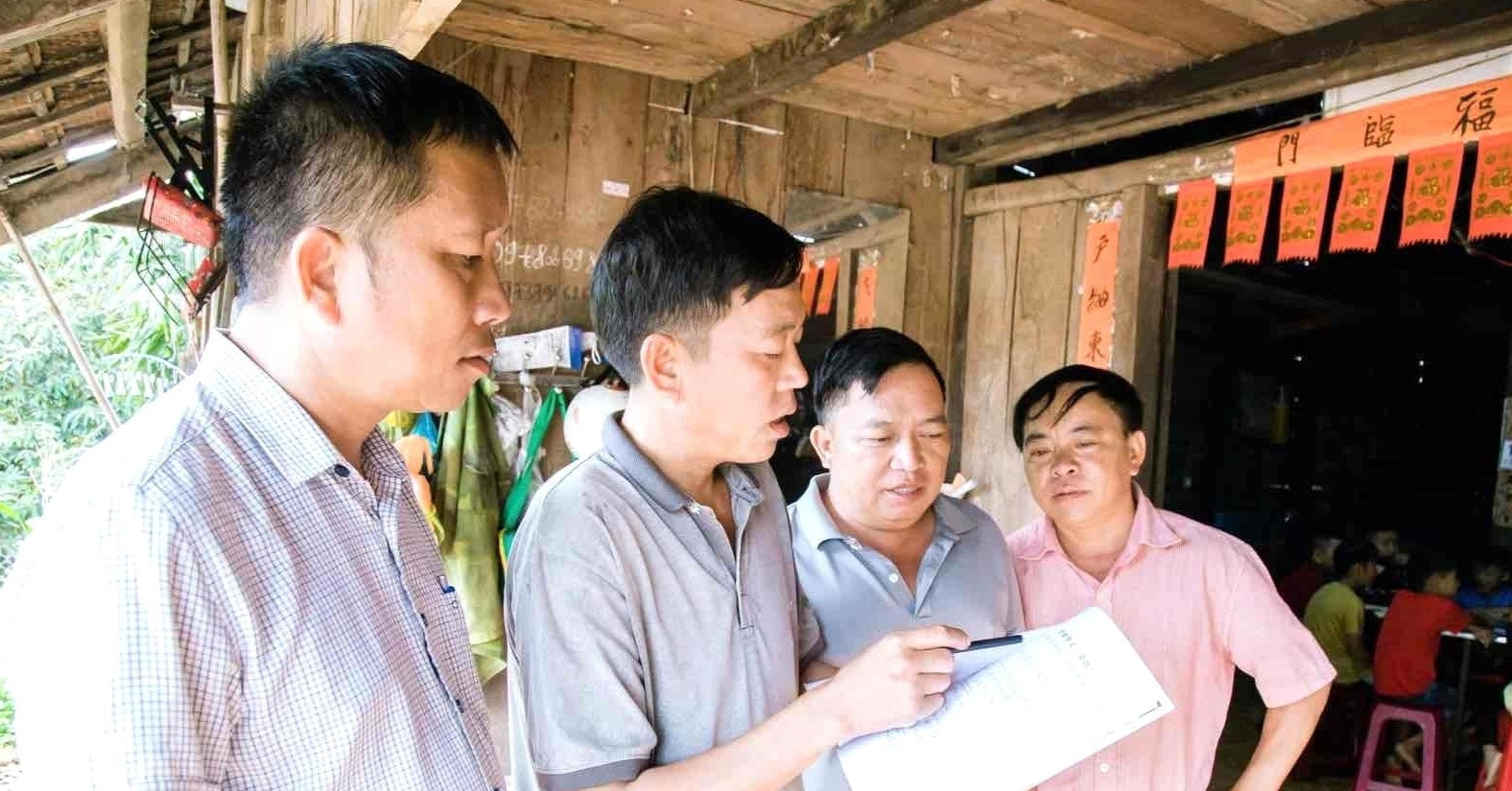 Bí thư chi bộ người Dao đỏ và sự đổi thay ở thôn vùng biên có hơn 60 nhà tiền tỷ 