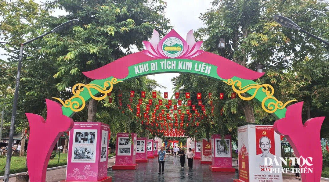 Chỉ tính riêng trong ngày 31/8, đã có 545 đoàn về với Làng Sen dâng hương dâng hoa và tham quan