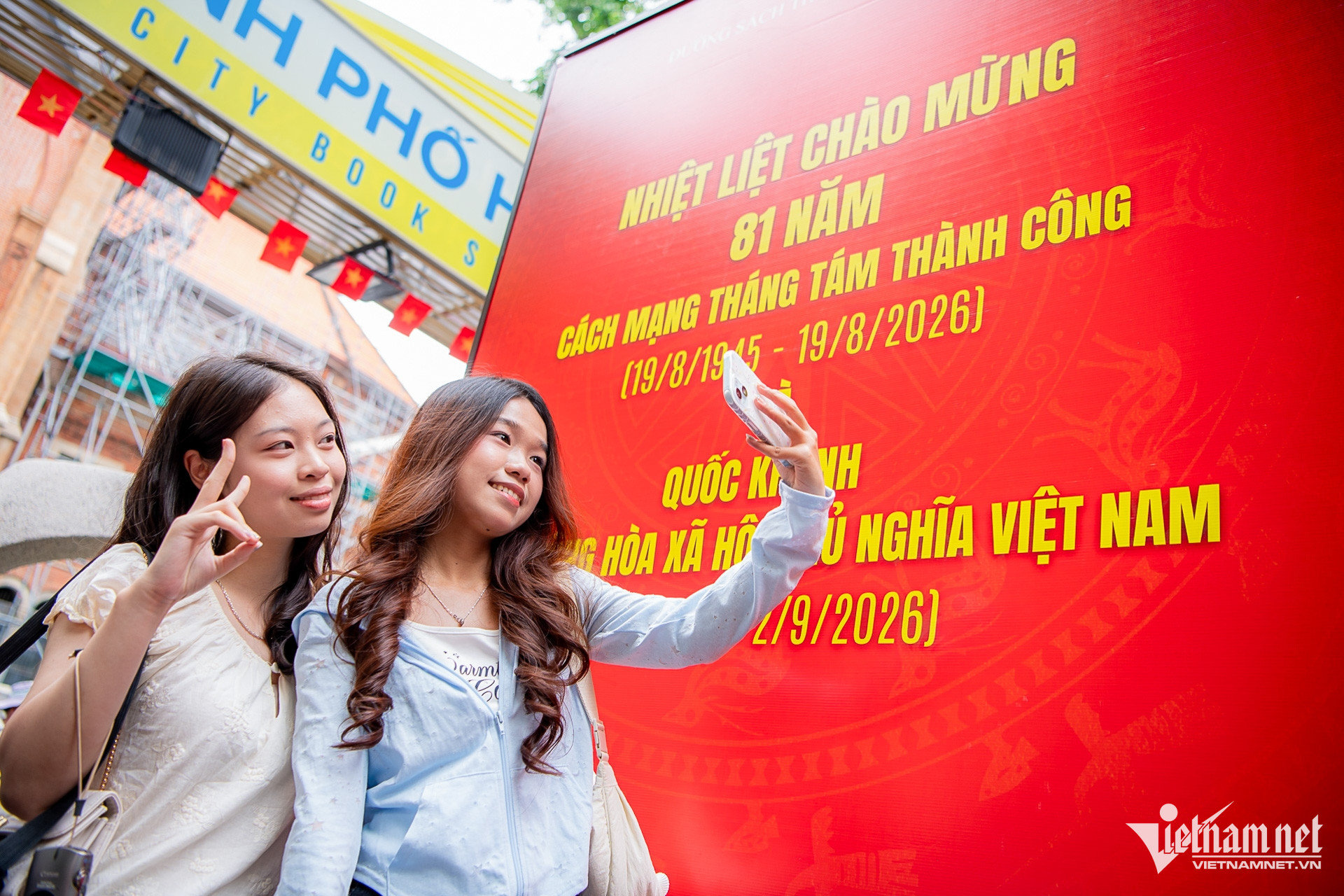 W-TPHCM cờ hoa quốc khánh Tuấn Hùng 24.jpg