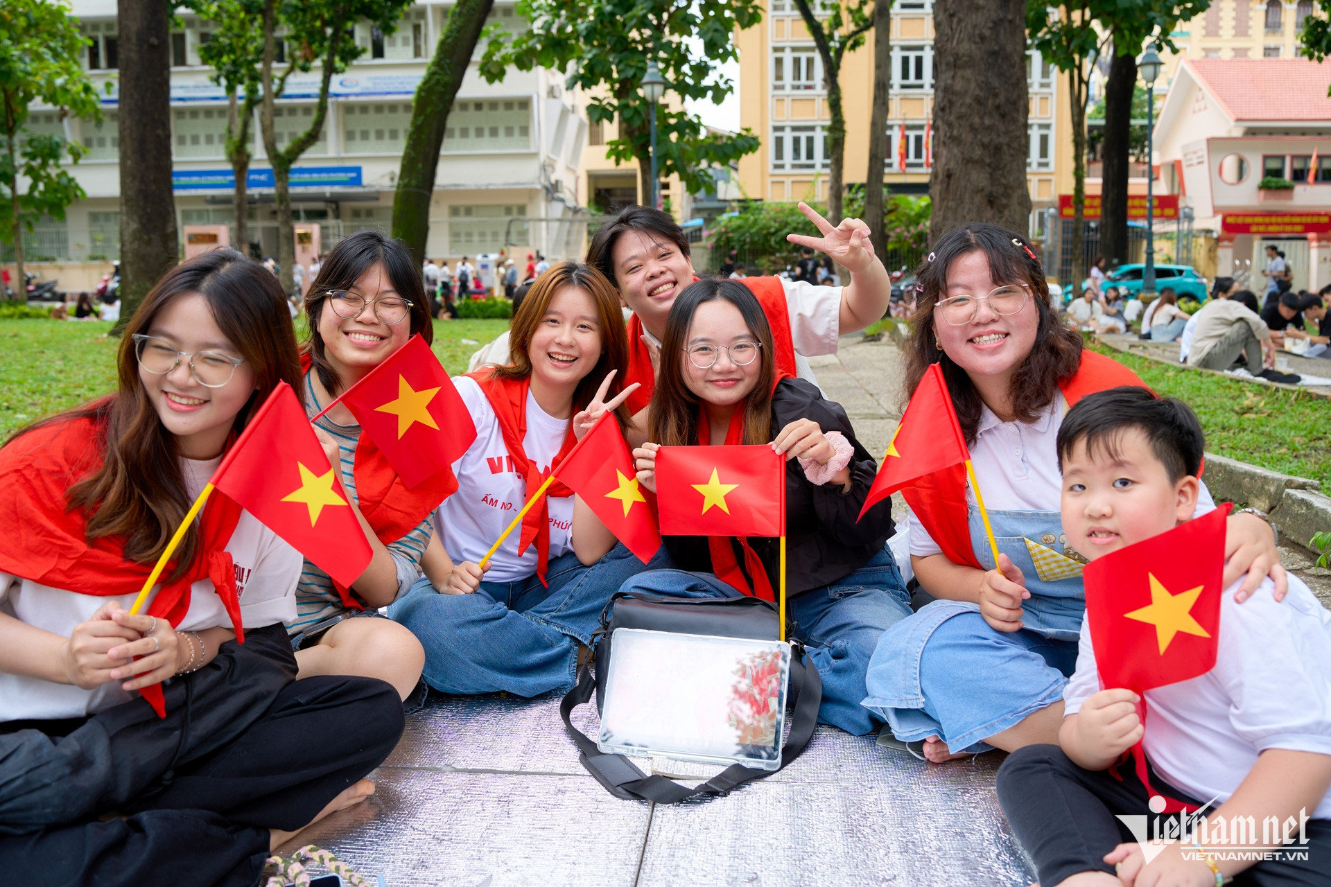 W-TPHCM cờ hoa quốc khánh Tuấn Hùng 5.jpg