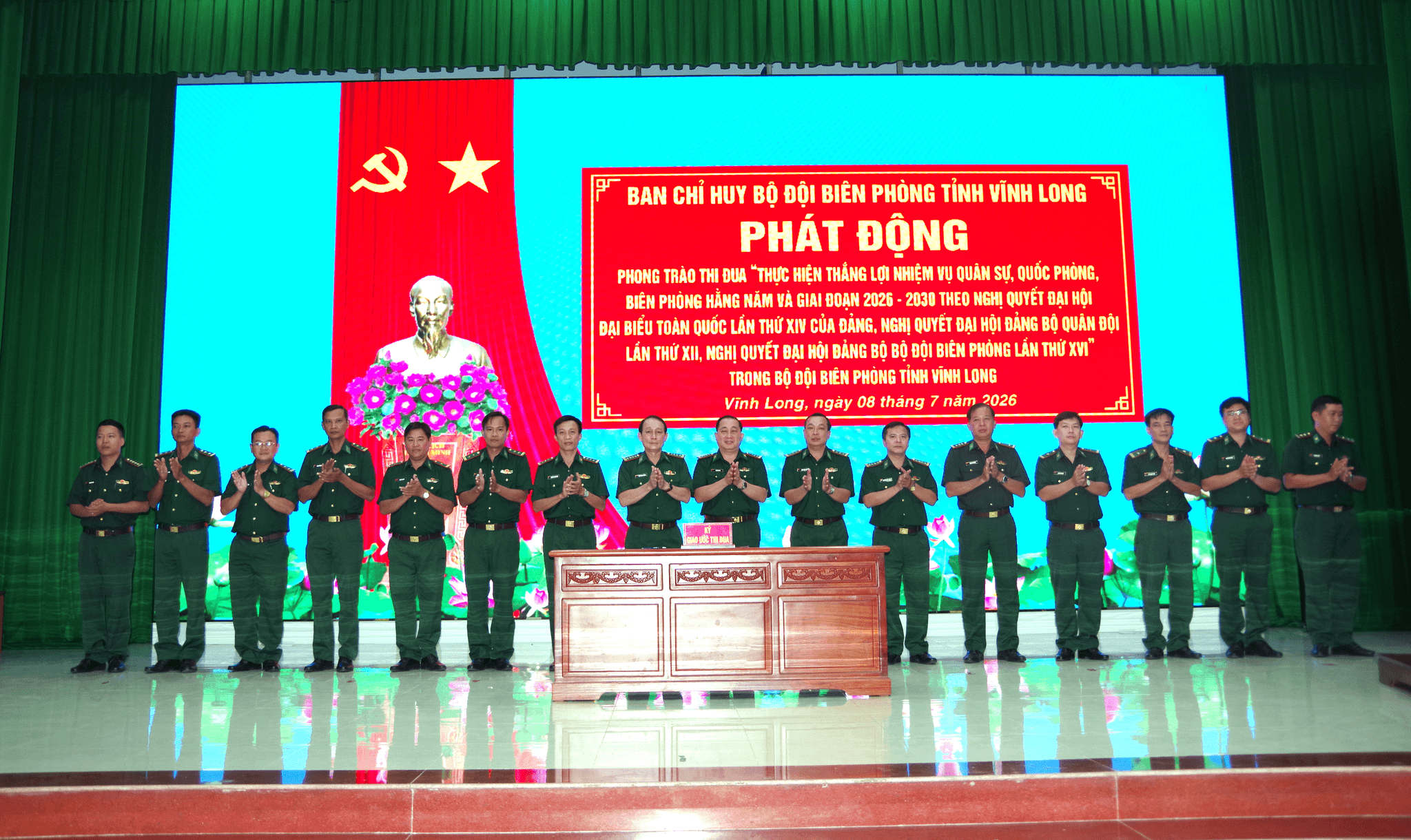 Các cơ quan, đơn vị trong BĐBP tỉnh Vĩnh Long ký giao ước thi đua thực hiện thắng lợi nhiệm vụ quân sự quốc phòng, biên phòng hằng năm và giai đoạn 2026-2030. Ảnh: Xuân Hạo
