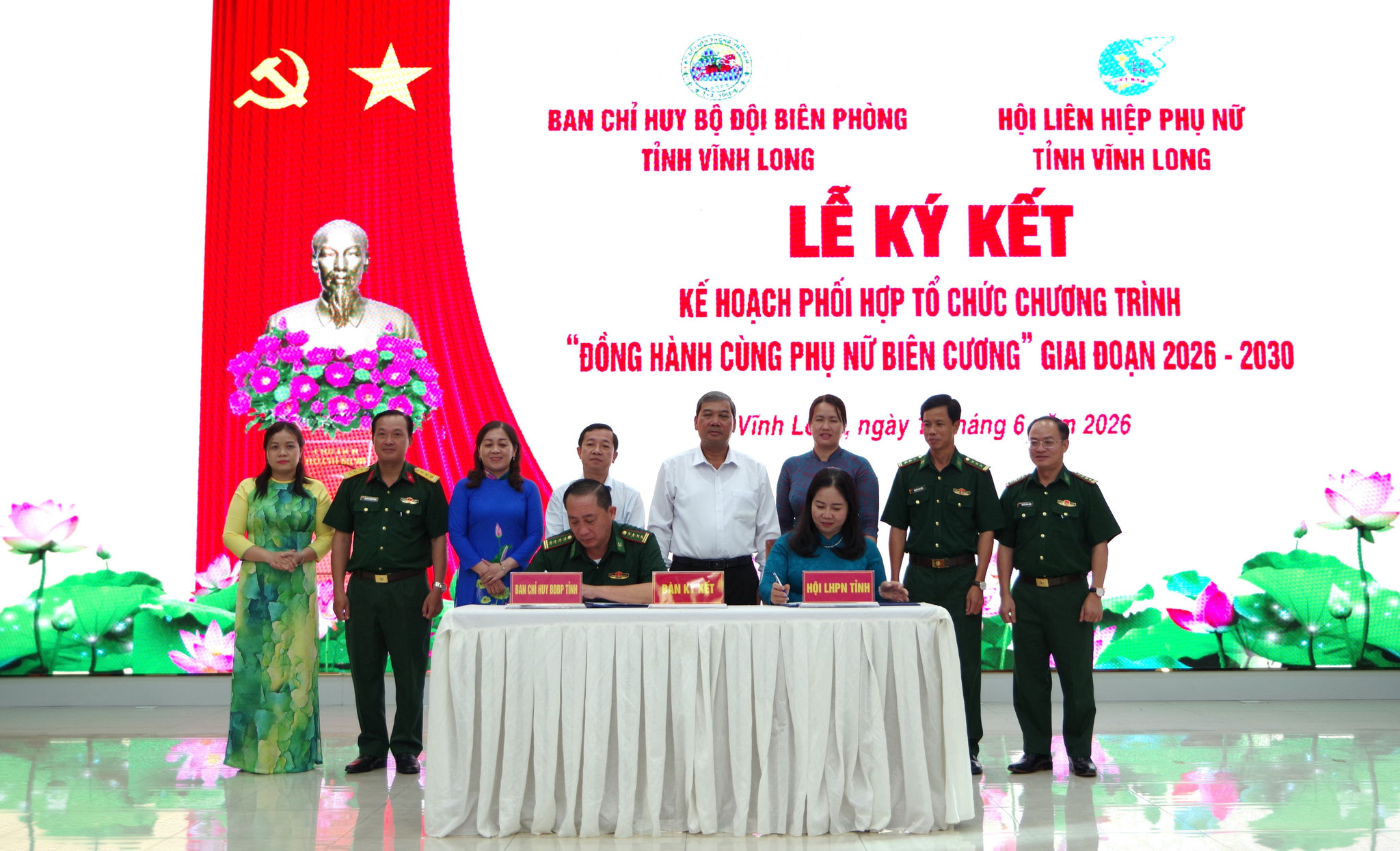 Ông Kim Ngọc Thái ( đứng thứ tư từ bên phải qua), Phó Bí thư Tinh uy Vĩnh Long chứng kiến BĐBP Vĩnh Long ký kết kế hoạch cùng HLHPN tỉnh. Ảnh: Xuân Hạo