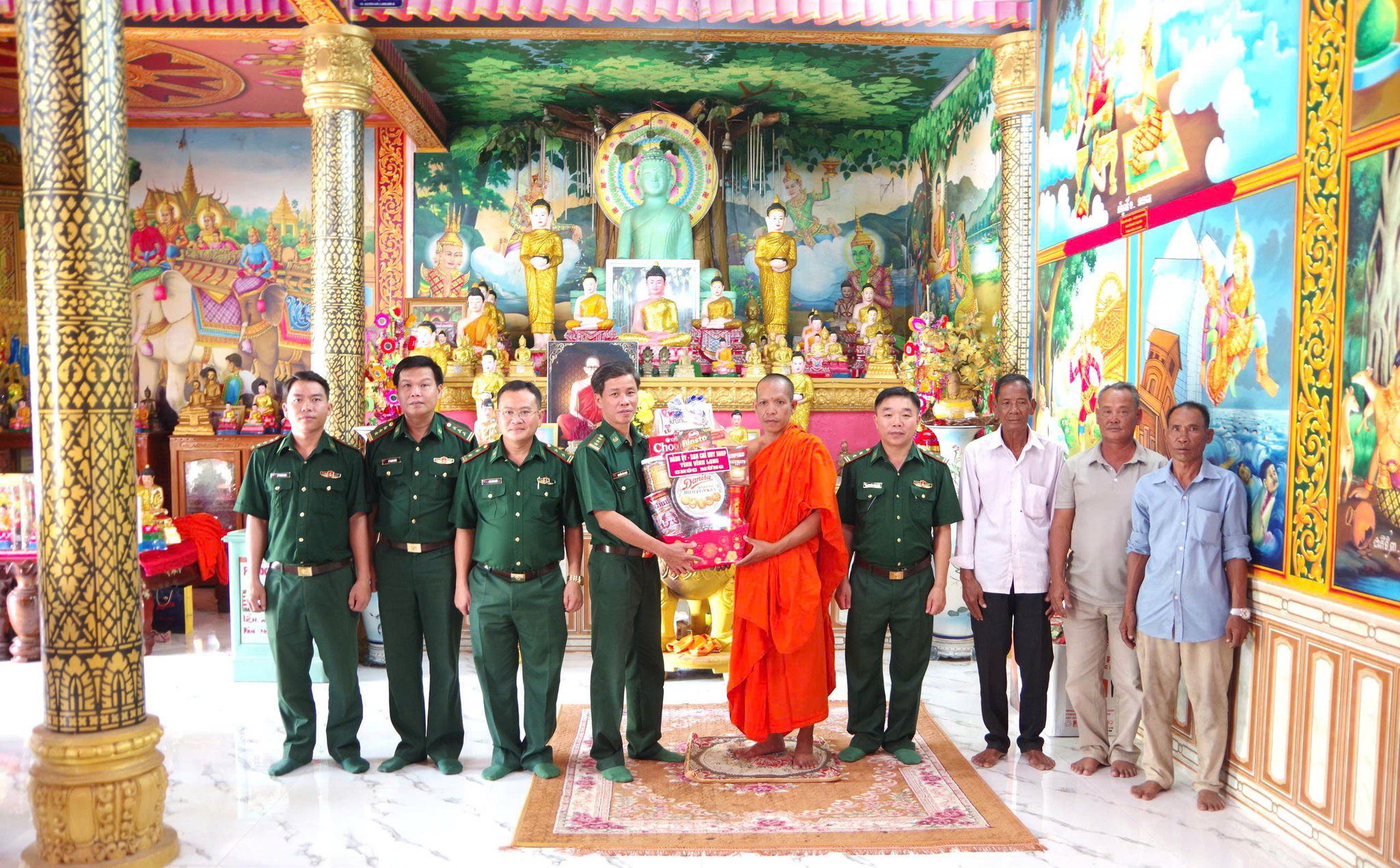 BĐBP tỉnh Vĩnh Long luôn quan tâm và kịp thời hỗ trợ đồng các các dân tộc trên địa bàn ( trong ảnh: BĐBP thăm, chúc mừng Tết Chôl Chnăm Thmây các điểm Chùa khmer trên địa bàn). Ảnh: Xuân Hạo