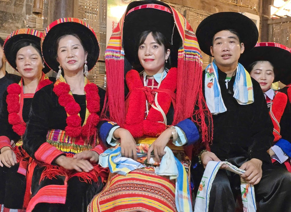 Sắc đỏ ngày Tết Độc lập: Lạ mắt lễ cưới Dao Đỏ với tục chọn số lẻ, trừ tà, bái tổ tiên 