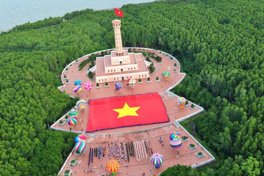 Lễ chào cờ và Lễ thượng cờ tại Cột cờ Hà Nội - Mũi Cà Mau chào mừng kỷ niệm 81 năm Ngày Quốc khánh 2/9. Ảnh: CTV