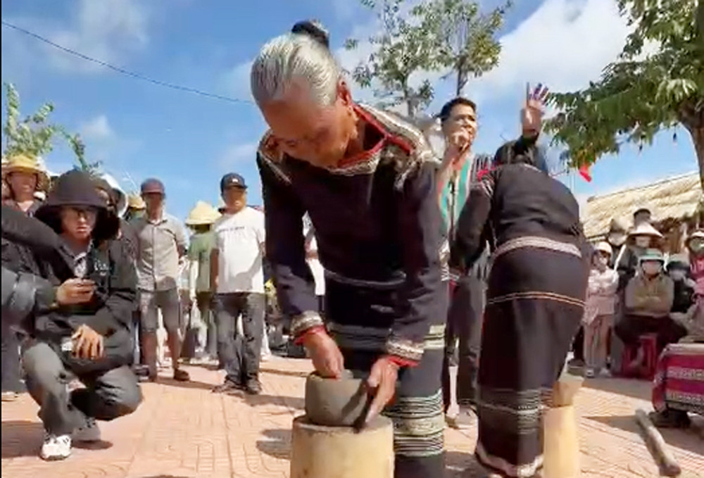 [Short video] Độc đáo cách làm gốm không bàn xoay của người Mnông 